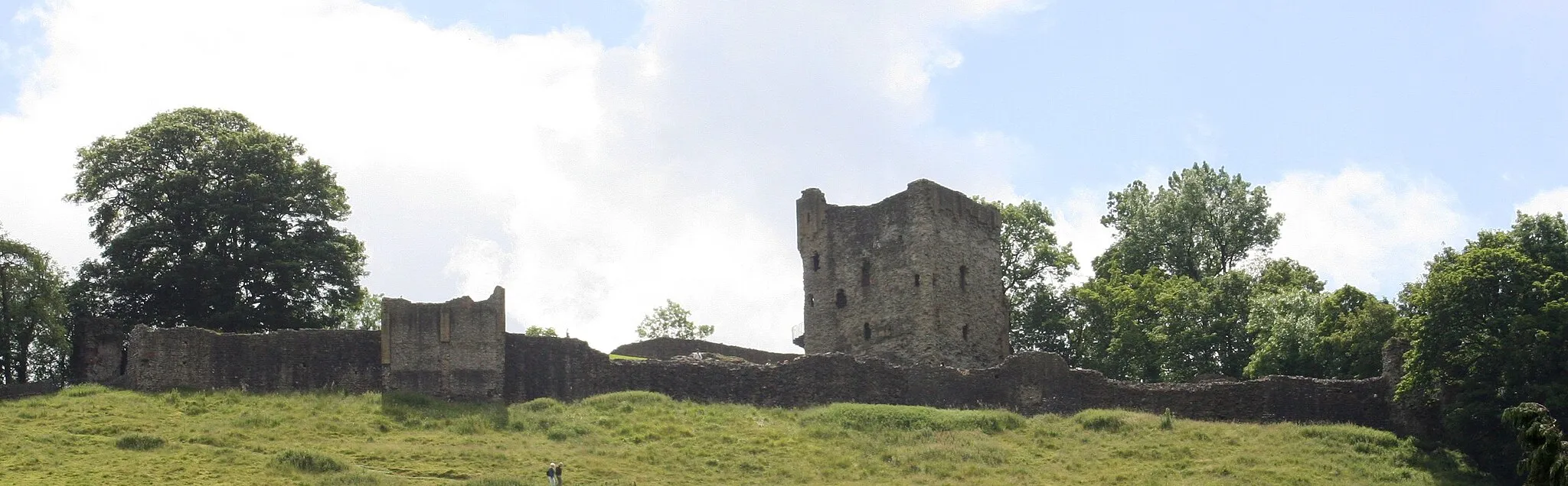 Photo showing: Peveril Castle, viewed from the bottom of the hill in Castleton.