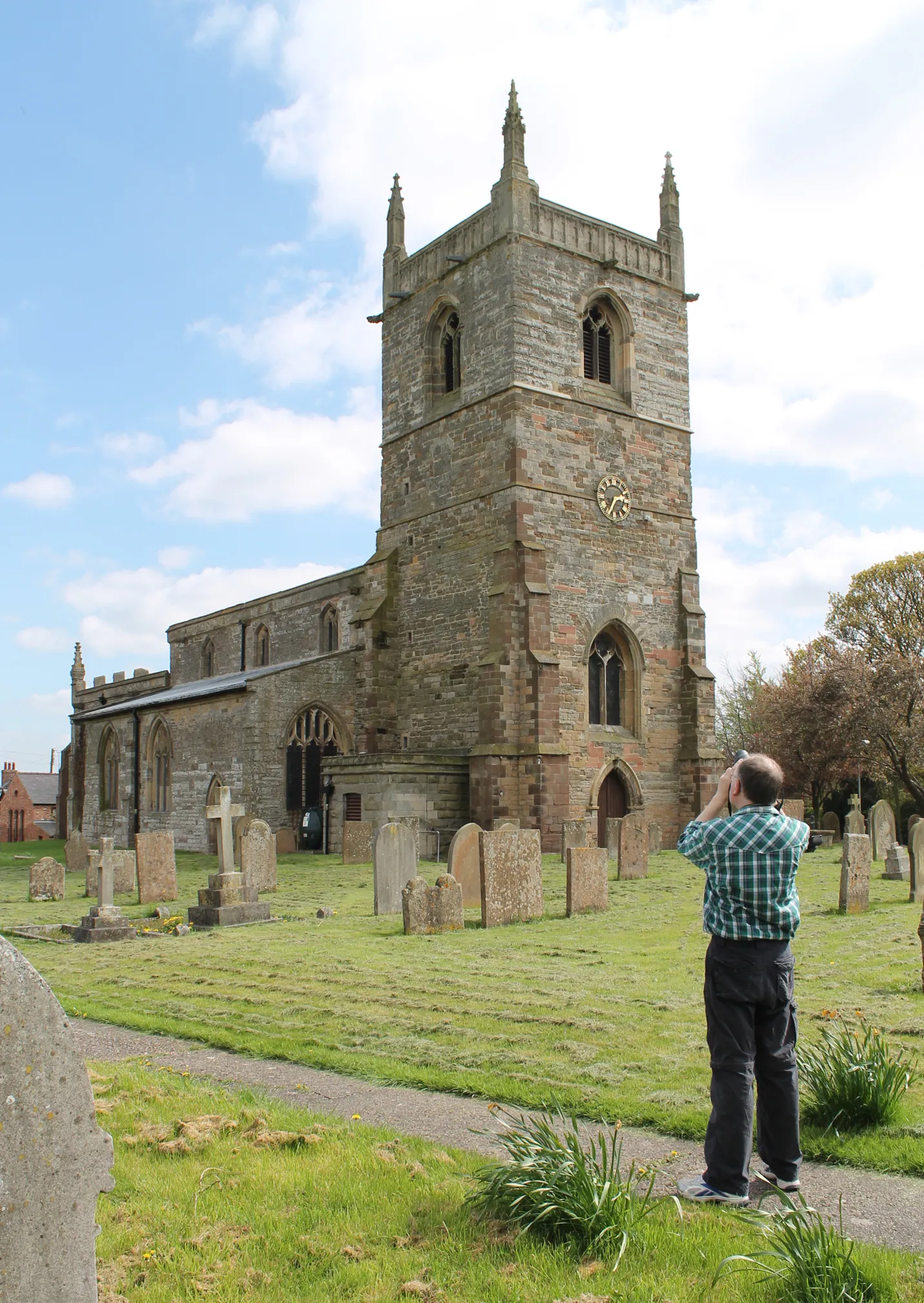 Photo showing: Photographing St Bartholomew's church, Kneesall