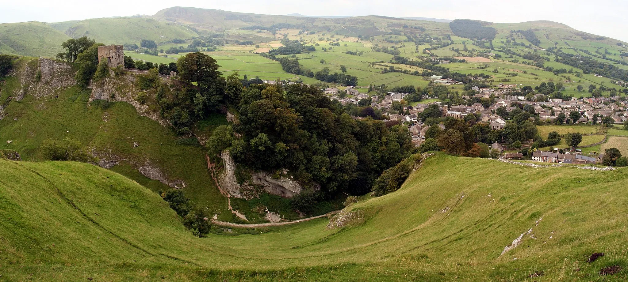 Photo showing: Peveril Castle standing above the of Castleton in Derbyshire.