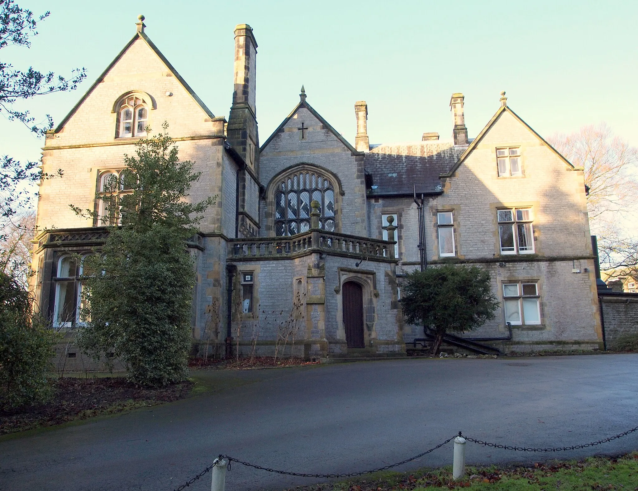 Photo showing: Photograph of Losehill Hall, Castleton, Derbyshire, England