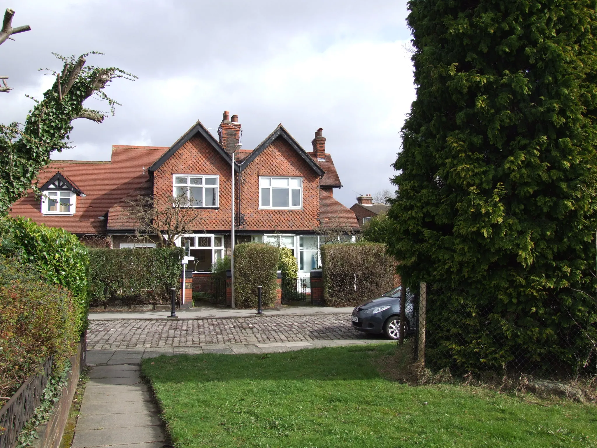 Photo showing: Heaton Chapel is situated in Stockport, in the direction of Manchester. It lies at the junction of the A6 road and the A626. The railway runs parallel to the A6.. .
Typical substantial carefully designed period houses in a quiet road, that still boasts original features such as cobble stones

Camera location 53° 25′ 44.76″ N, 2° 10′ 34.68″ W View this and other nearby images on: OpenStreetMap 53.429100;   -2.176300