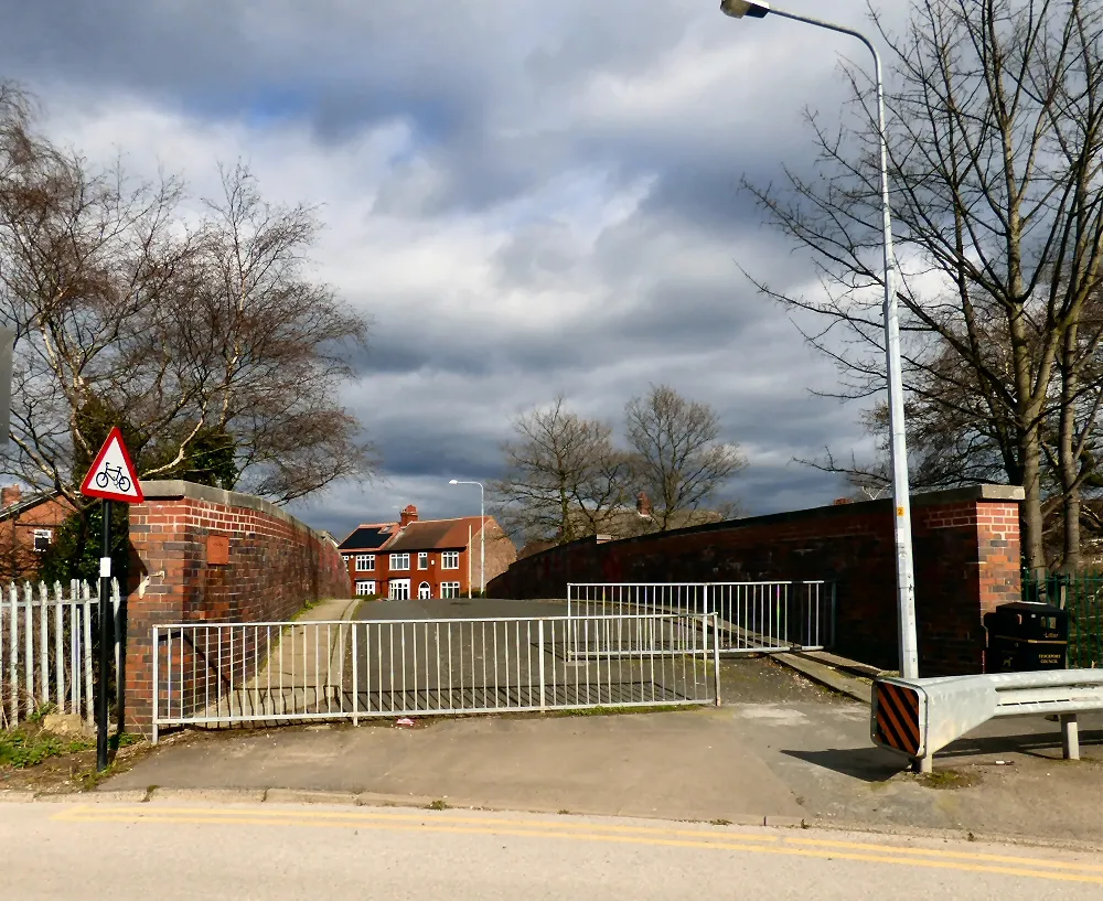 Photo showing: Buckingham Road Bridge