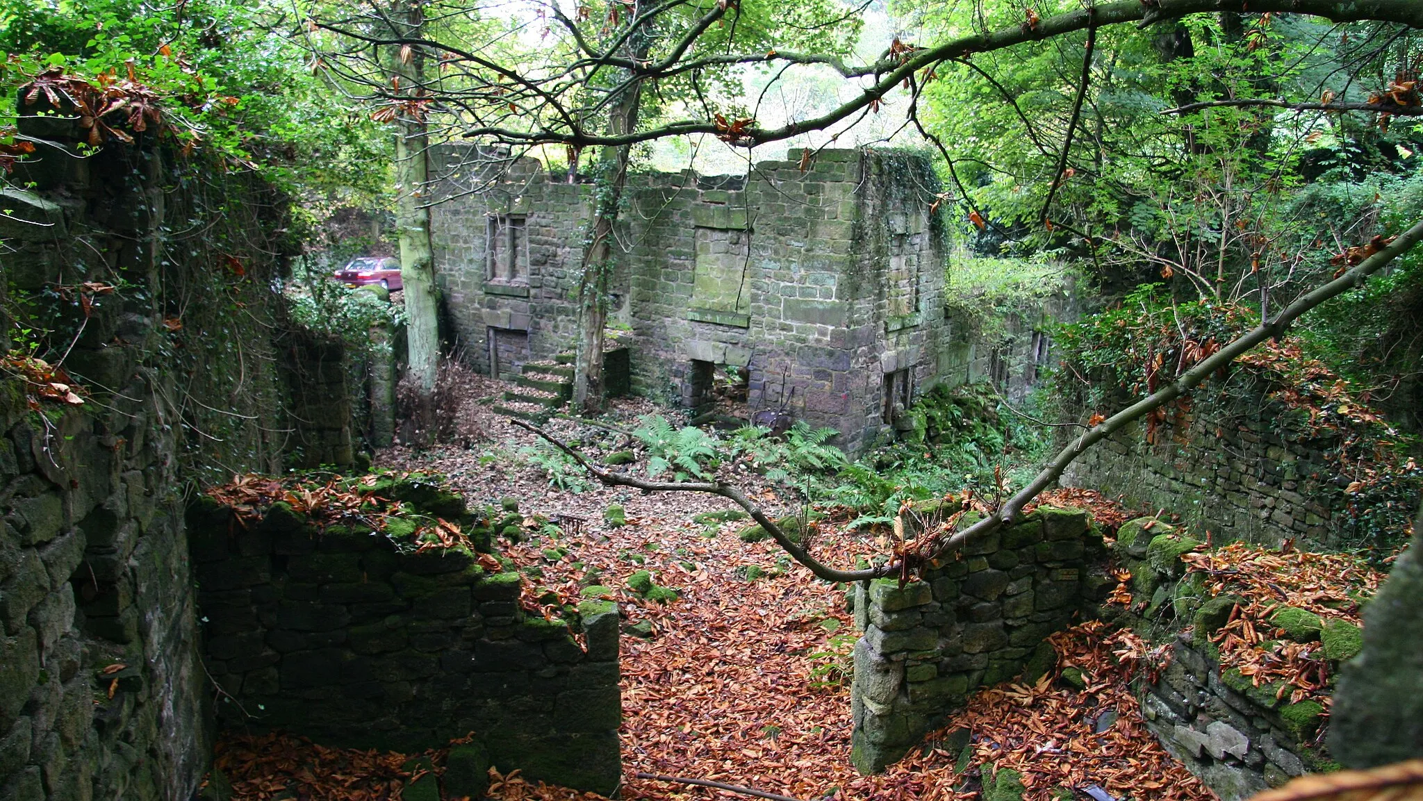 Photo showing: Lumsdale Valley Industrial Archaeological Site 582620 : Previous -- (4 of 26) -- Next : 582594
'The Lumsdale Valley is one of the best examples of a water-powered industrial archaeological site in Great Britain. It is unusual to see such extensive use of water power in such a relatively small area. Since at least the 16th century, the Bentley brook has provided the power for a series of mills in the valley, some of which continued in industrial use until the 1930s.'
-
Quoted text from the Arkwright Society: http://www.arkwrightsociety.org.uk/html/lp_index.html
-

For more information see Peter Drabble's page here: http://freespace.virgin.net/pat.gaskell/lumsdale.html