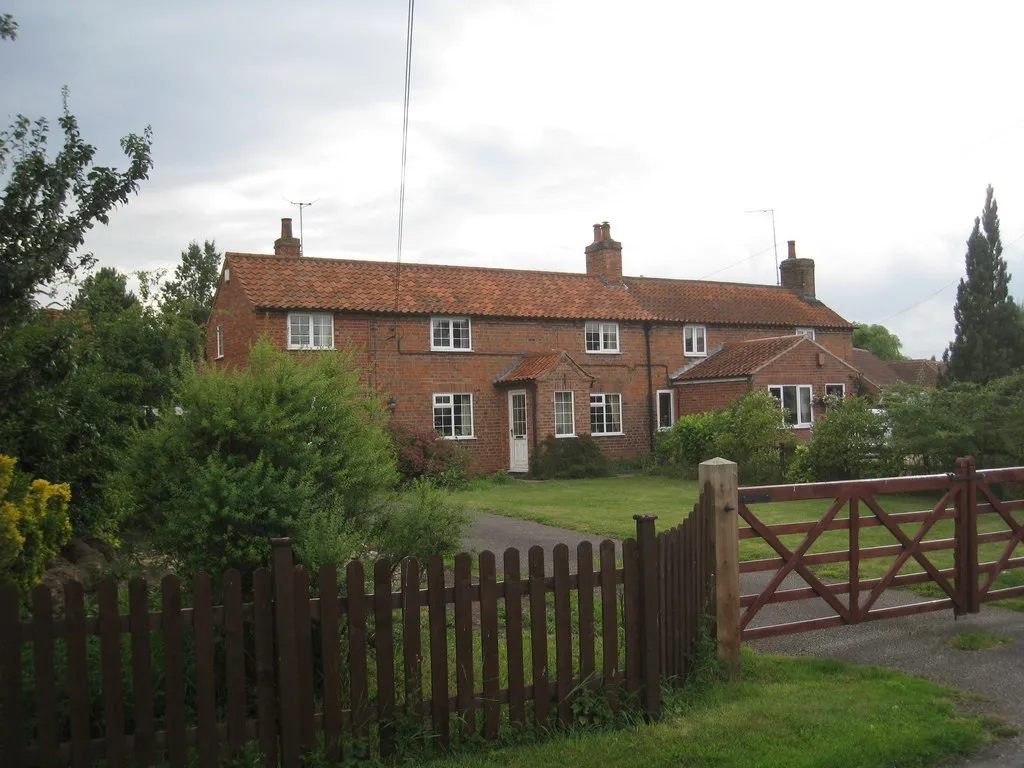 Photo showing: Cottages on Back Street, Barnby