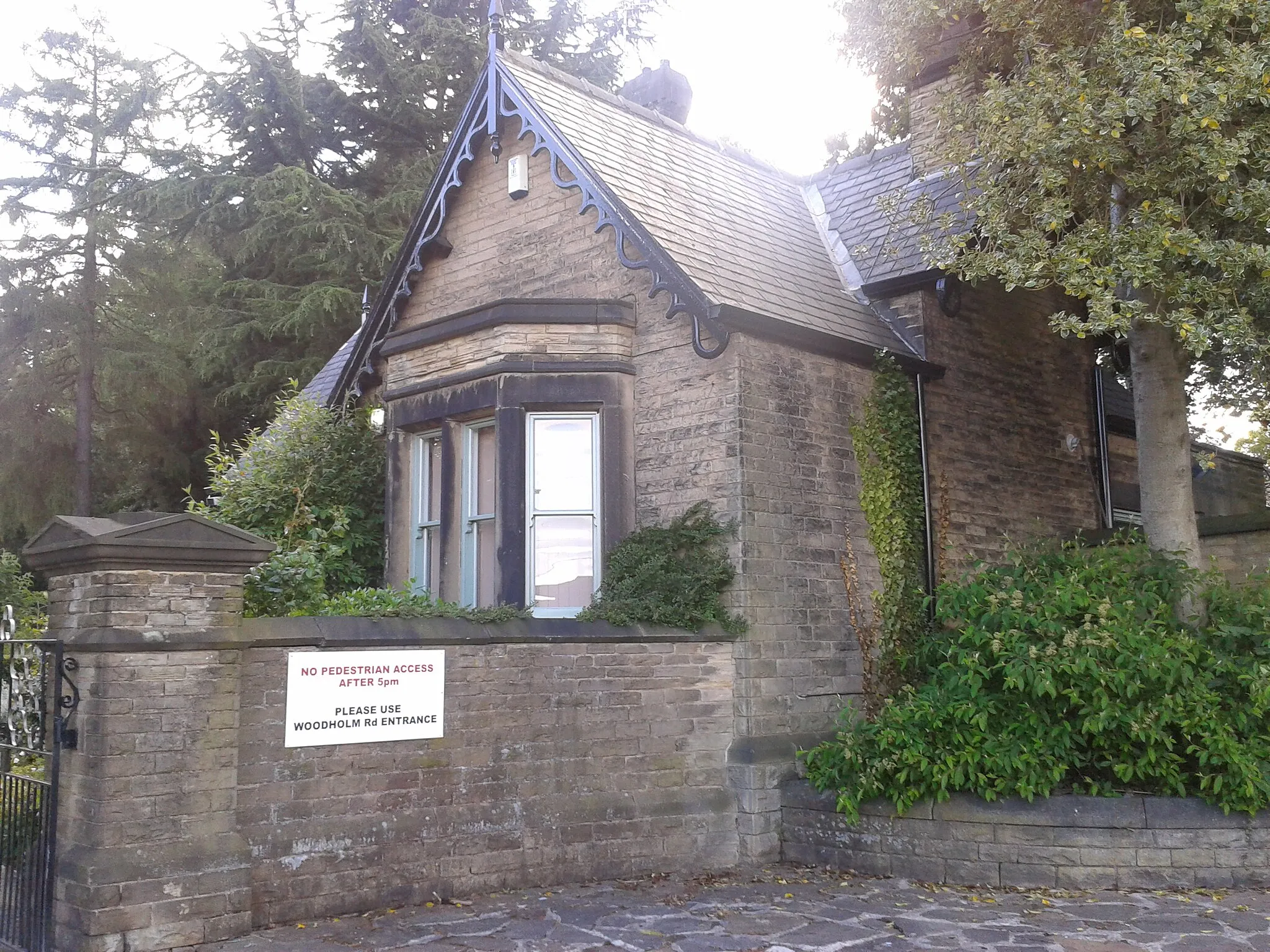 Photo showing: Lodge to Mylnhurst, on Button Hill in the Millhouses area of Sheffield