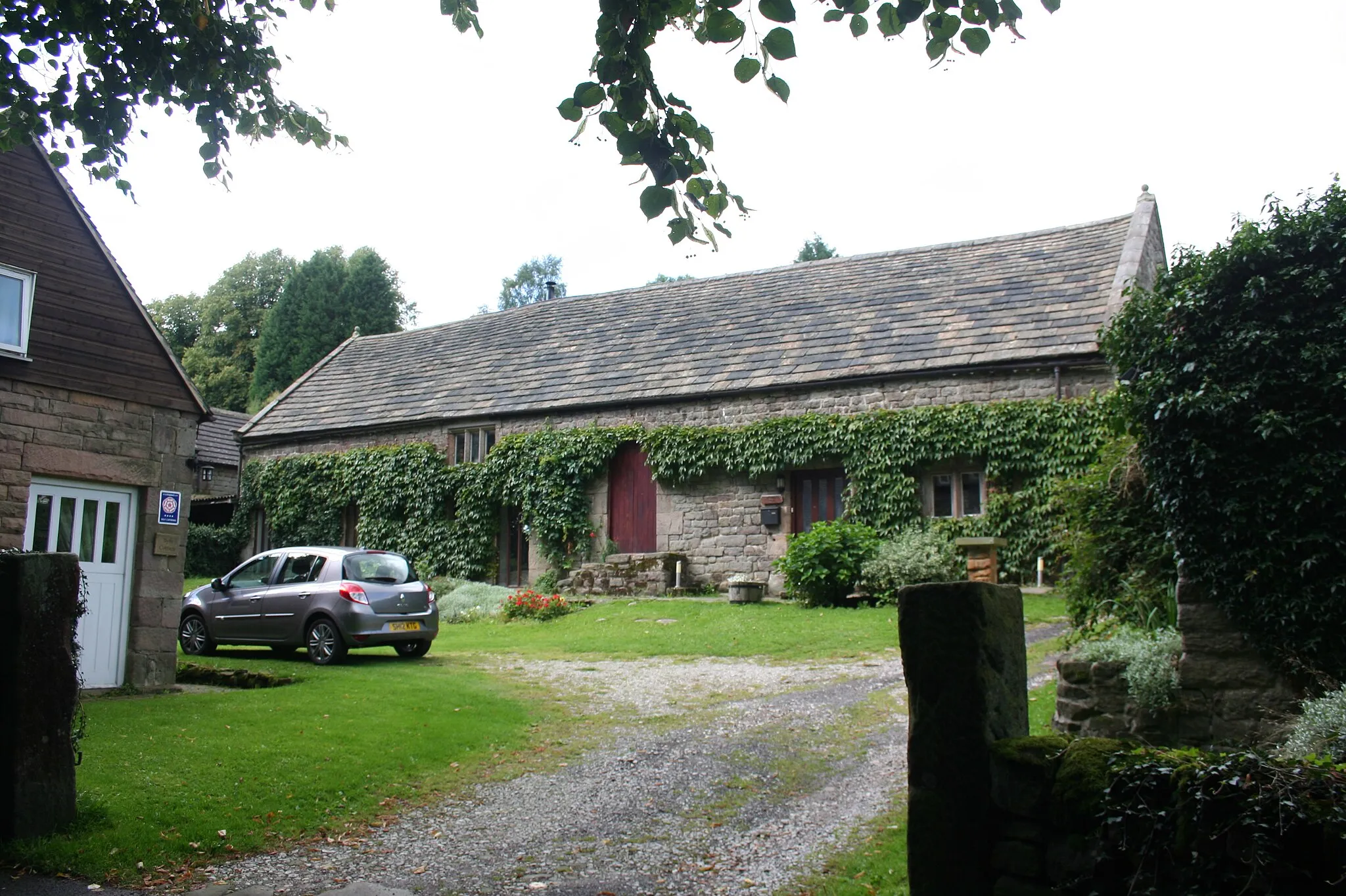 Photo showing: Barn of Riber Hall: Grade II listed building in Riber nr Matlock, Derbyshire. Wikidata has entry Barn of Riber Hall (Q26540416) with data related to this item.
