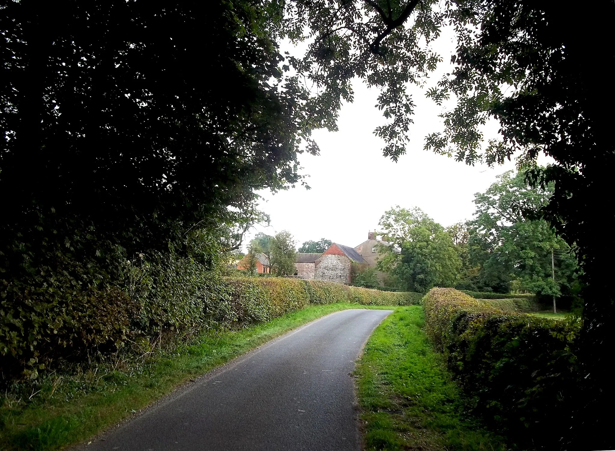Photo showing: Approaching Deepdale Farm, Hulland