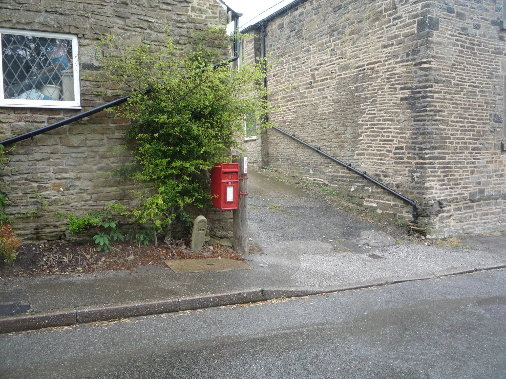 Photo showing: Elizabeth II postbox on Top Lane, Wadshelf