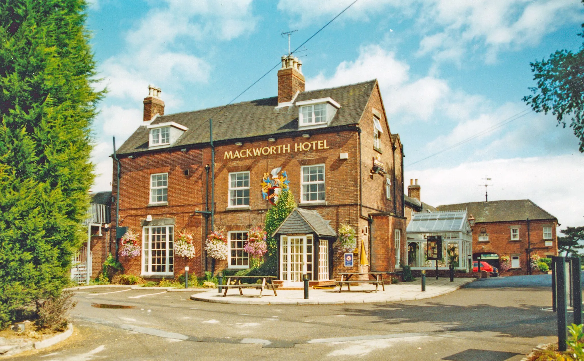 Photo showing: 'Mackworth Hotel.
Hostelry on the A52 Ashbourne Road a few miles west of Derby.