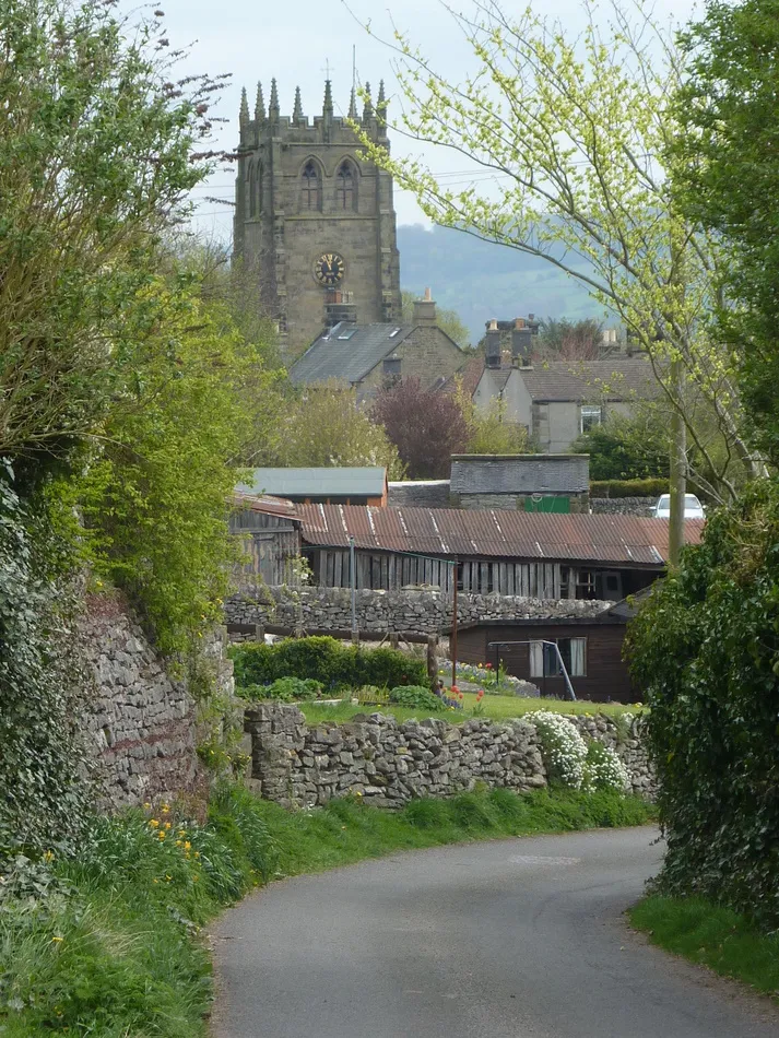 Photo showing: A corner of Moor Lane with view of Youlgreave church