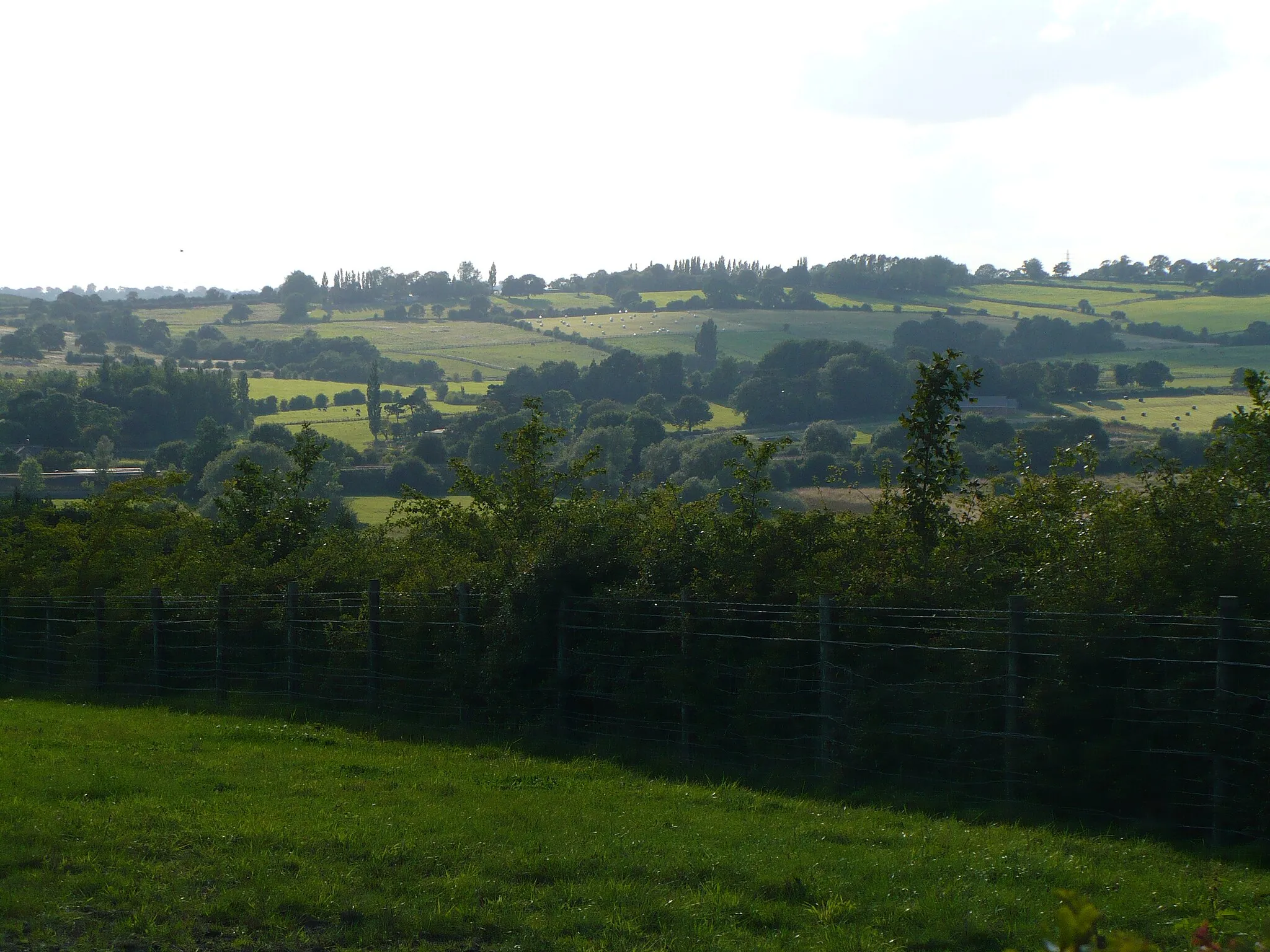Photo showing: Behind Dirt Hill Taken from the Bridleway leading around the back of Dirt Hill.
