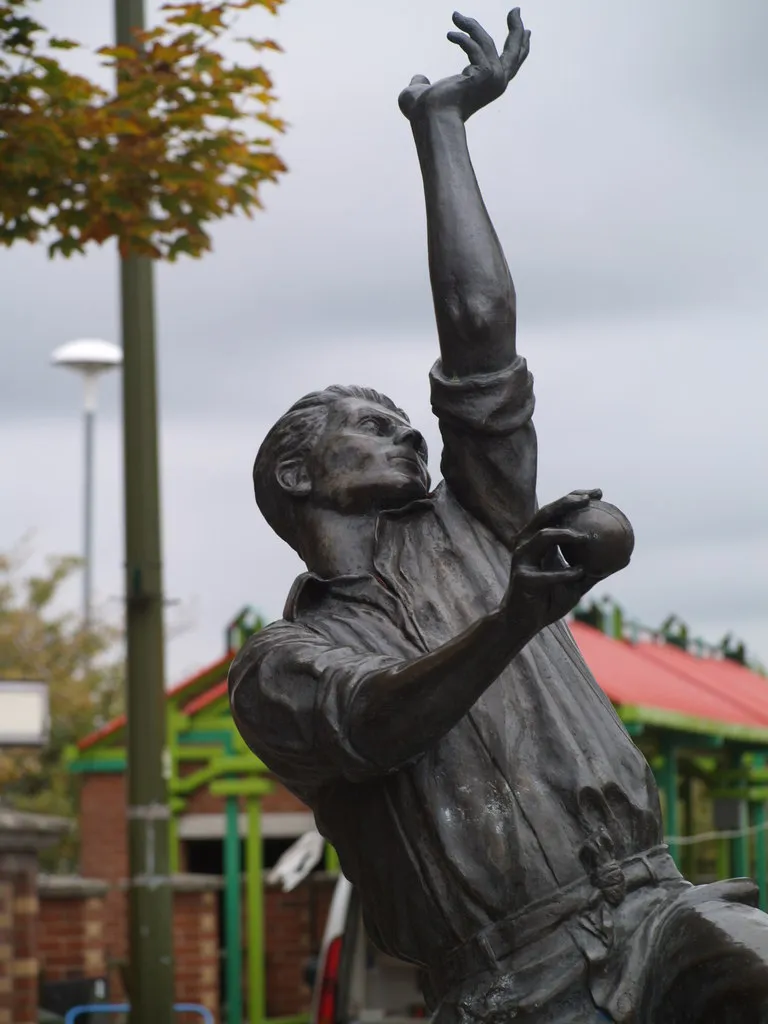 Photo showing: Statue of Harold Larwood