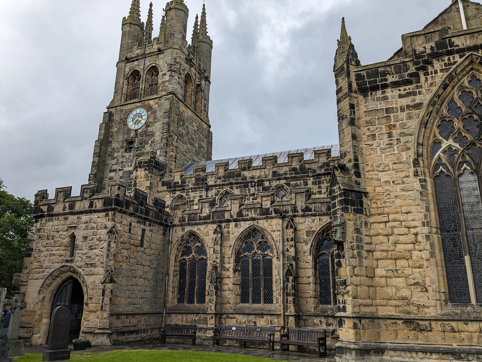 Photo showing: Outside of St John the Baptist Church of England church in Tideswell, UK.