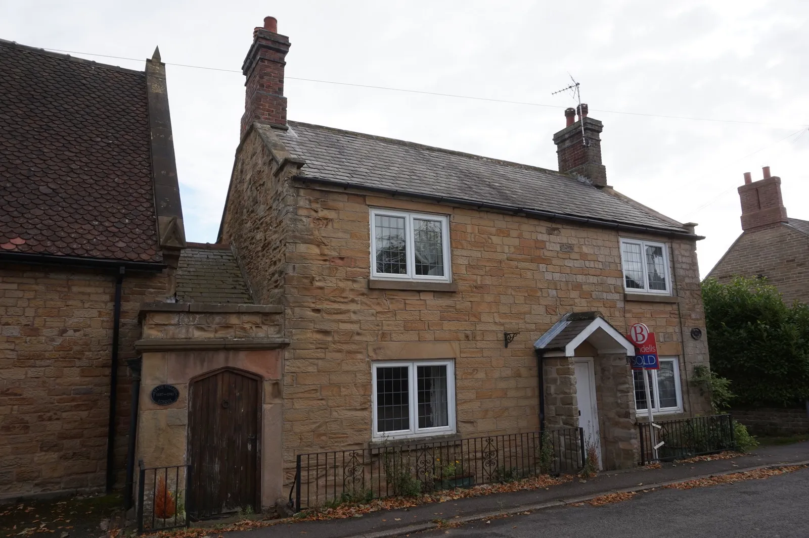 Photo showing: The Old School House on Main Road, Heath