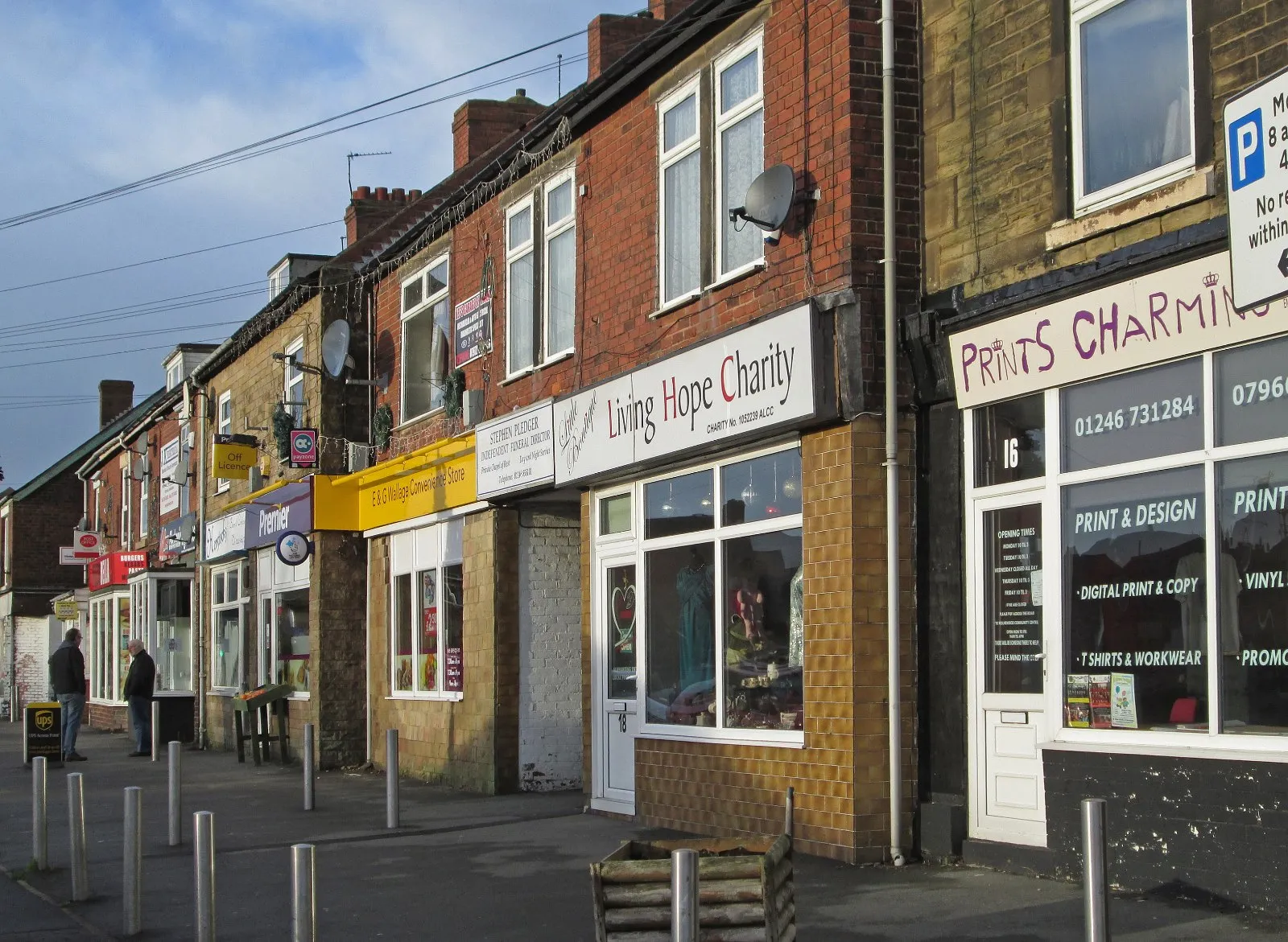 Photo showing: Holmewood - charity shop on Heath Road