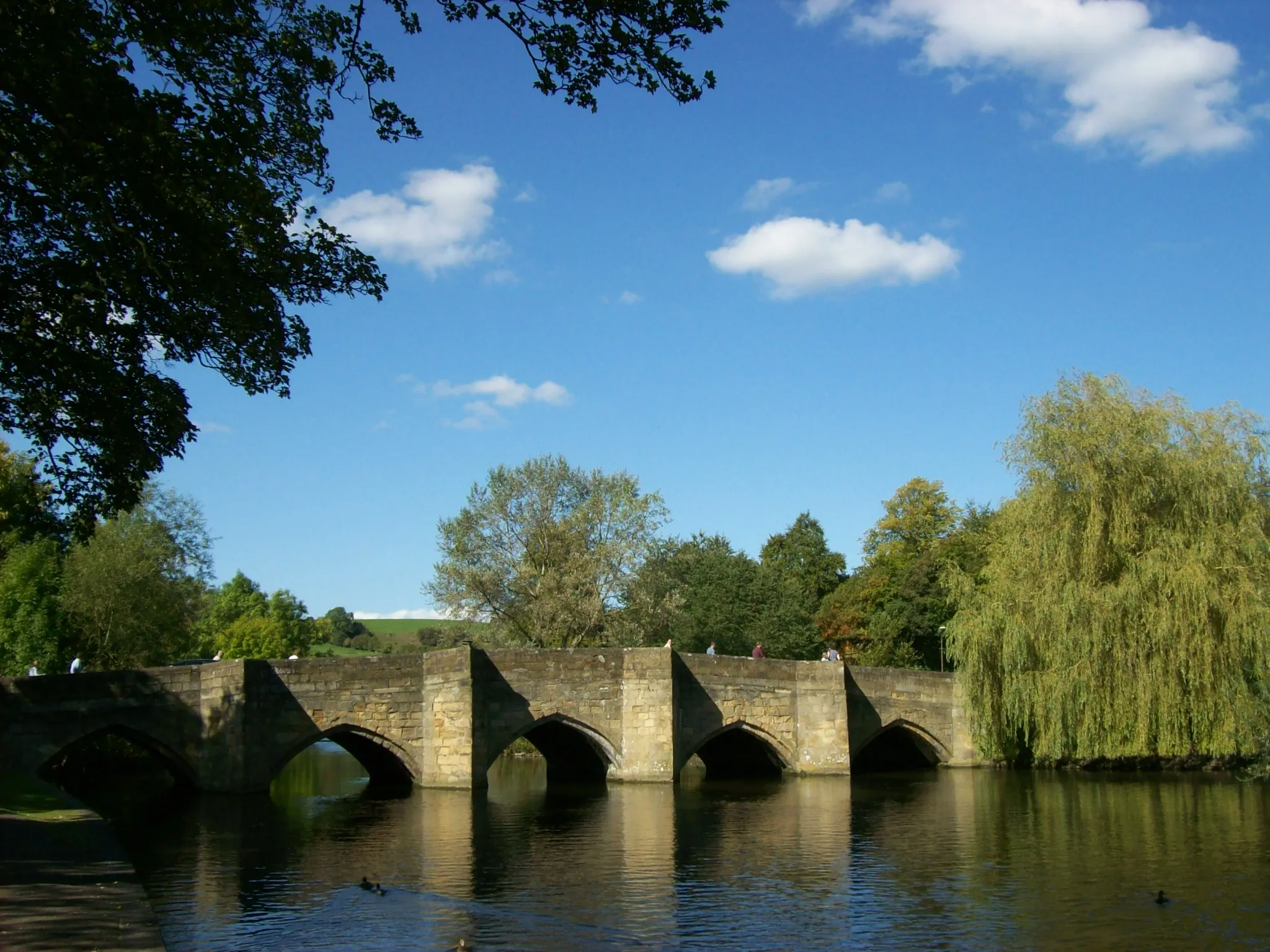 Photo showing: Bakewell, medieval bridge. Wikidata has entry Bakewell Bridge (Q17525512) with data related to this item.