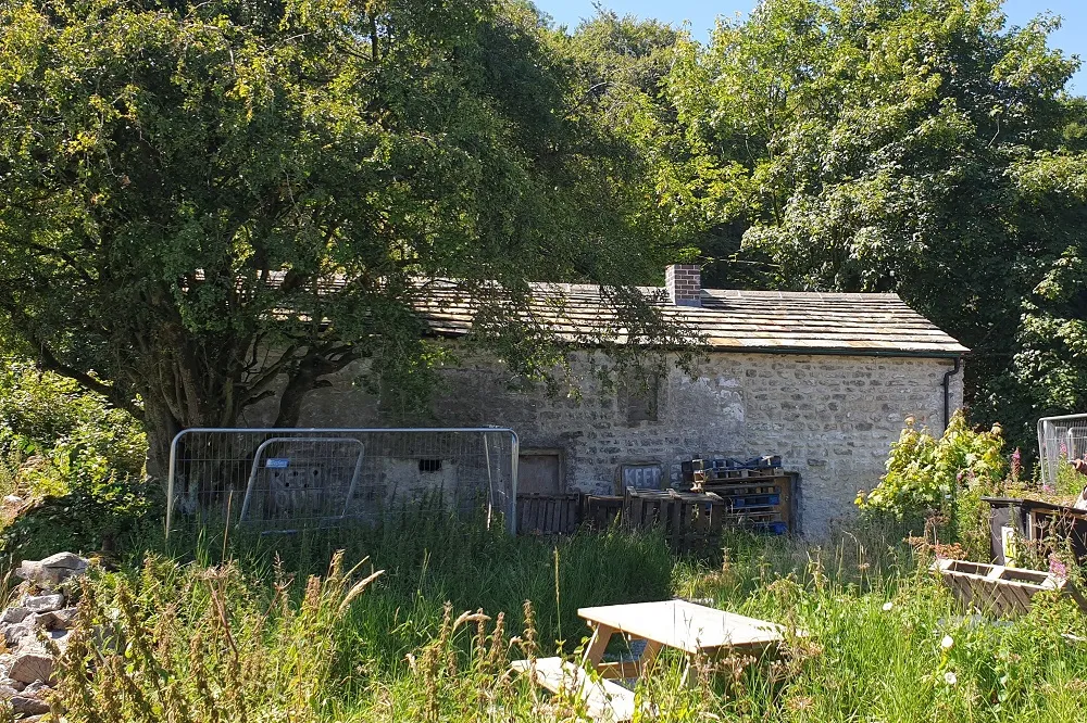 Photo showing: 85 Green Lane, Buxton, Derbyshire. Wikidata has entry Number 85 and attached outbuilding and garden walls (Q26550381) with data related to this item.