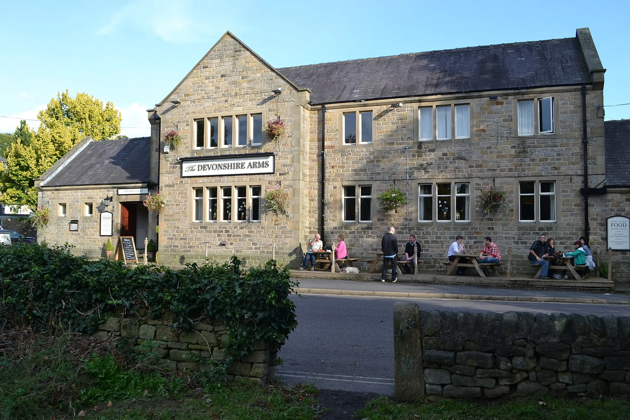 Photo showing: "The Devonshire Arms" in Baslow