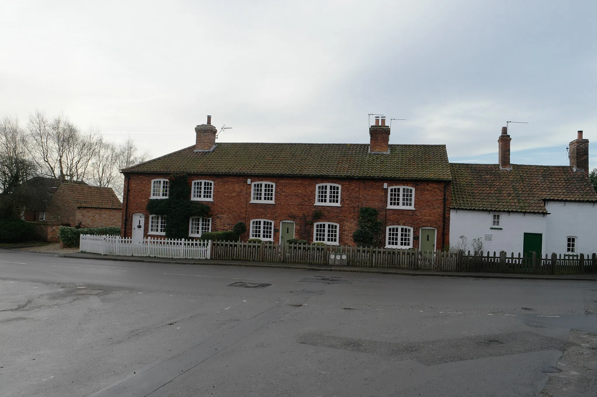 Photo showing: Cottages