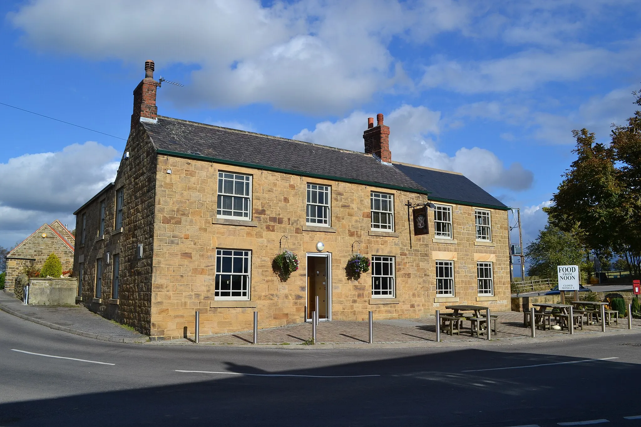 Photo showing: "The Devonshire Arms" in Middle Handley