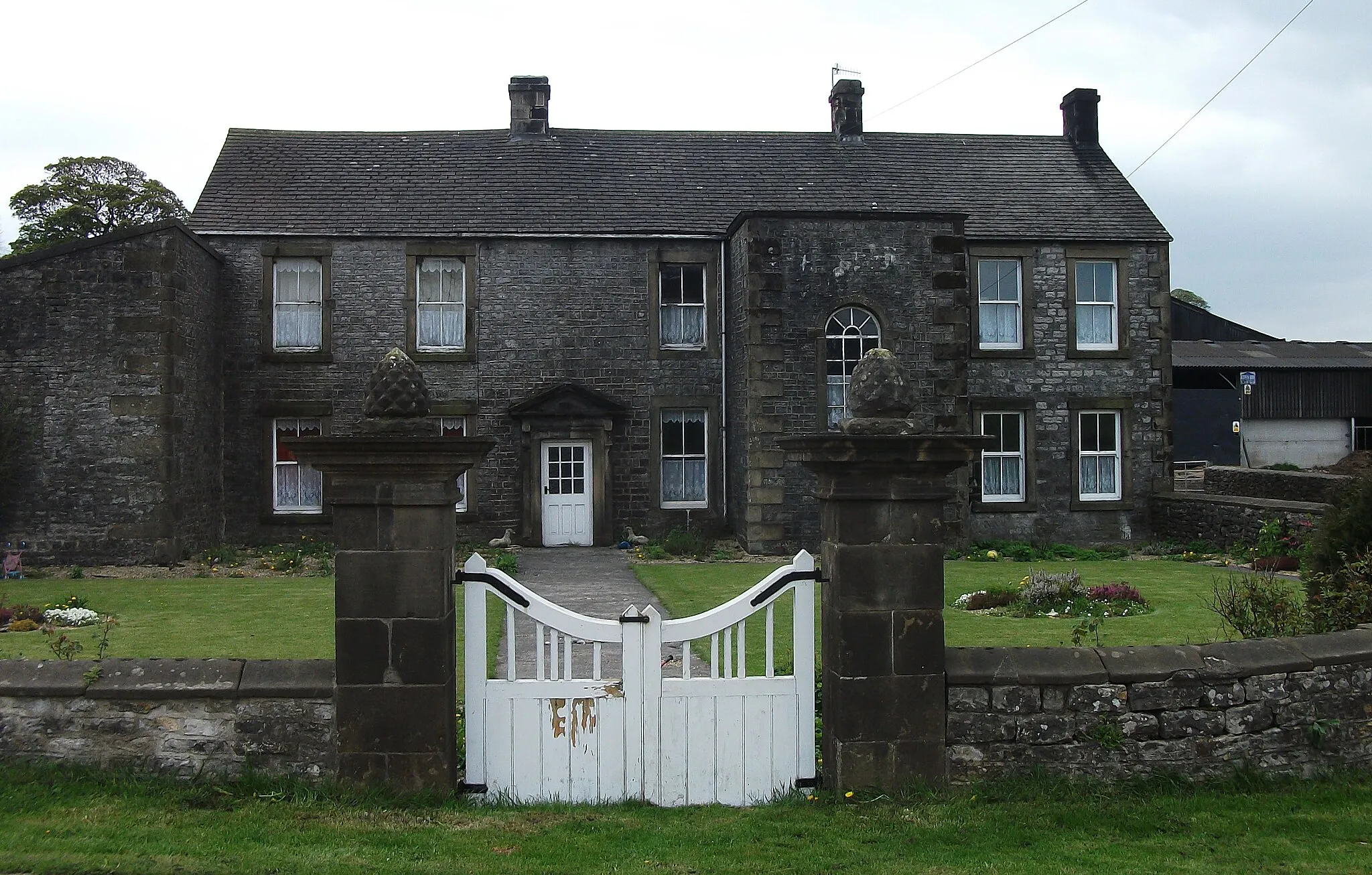 Photo showing: A fine house at the junction with the Pennine Bridleway