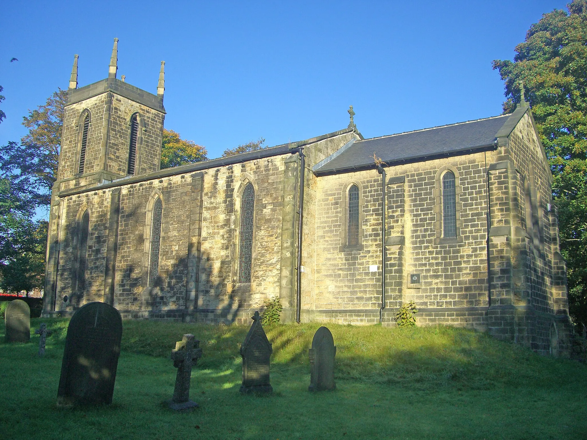 Photo showing: Christ Church parish church, Hollinsend Road, Gleadless, Sheffield, South Yorkshire, seen from the southeast