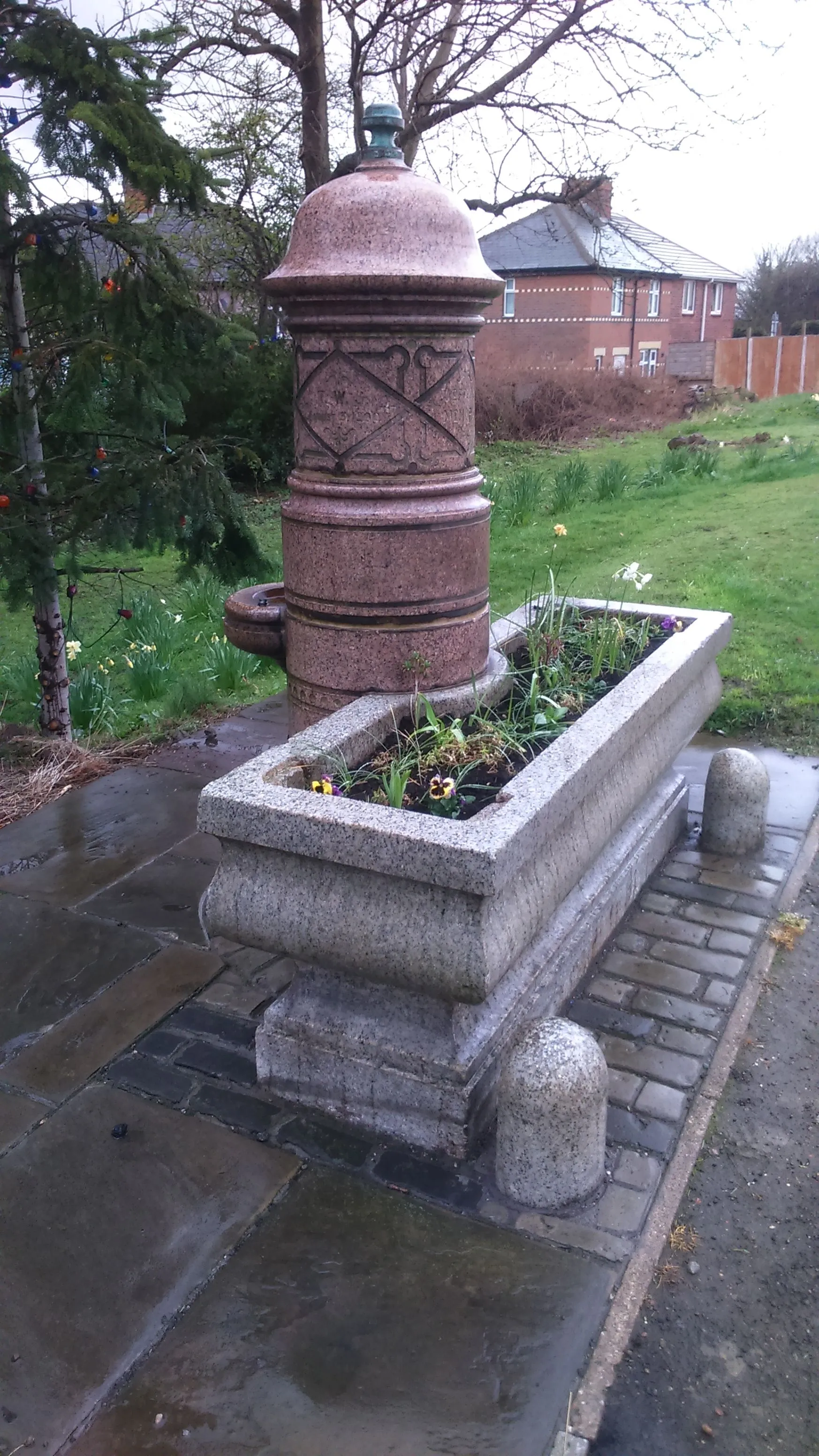 Photo showing: Jeffcock Memorial drinking fountain and water trough beside Handsworth Road, Handsworth, South Yorkshire. Installed in 1900 in memory of members of the Jeffcock family.
