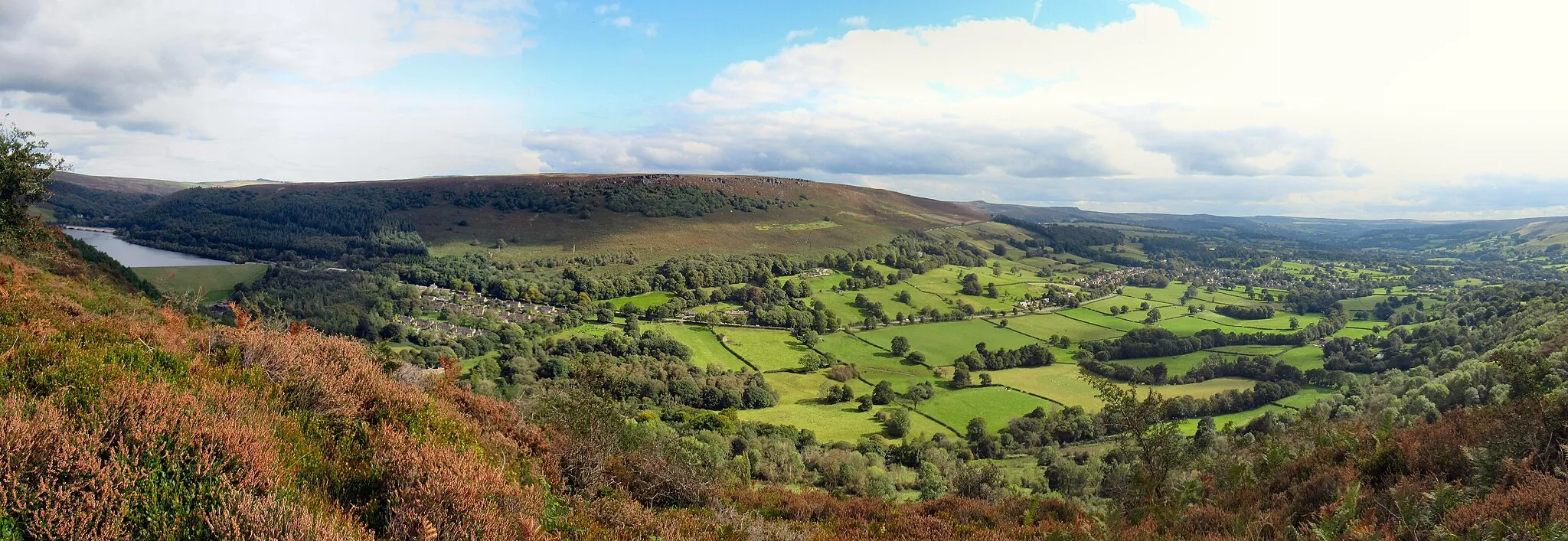 Photo showing: Bamford Edge panorama viewed from the path to Win Hill