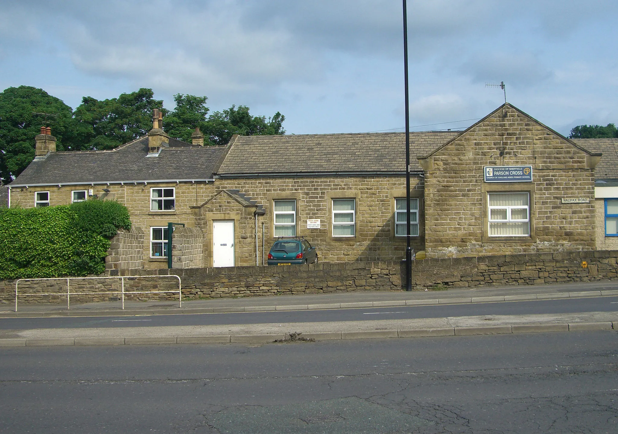 Photo showing: Parson Cross Church of England aided Primary School on Halifax Road, Sheffield, England. The left hand side of the school dates from 1829 and is Grade II listed. It was sponsored by Hannah Rawson of Wardsend, a local dignatary and bears the inscription, "This school
for girls was built at the sole expense of Miss Hannah Rawson

of Ward's End, A D 1829"