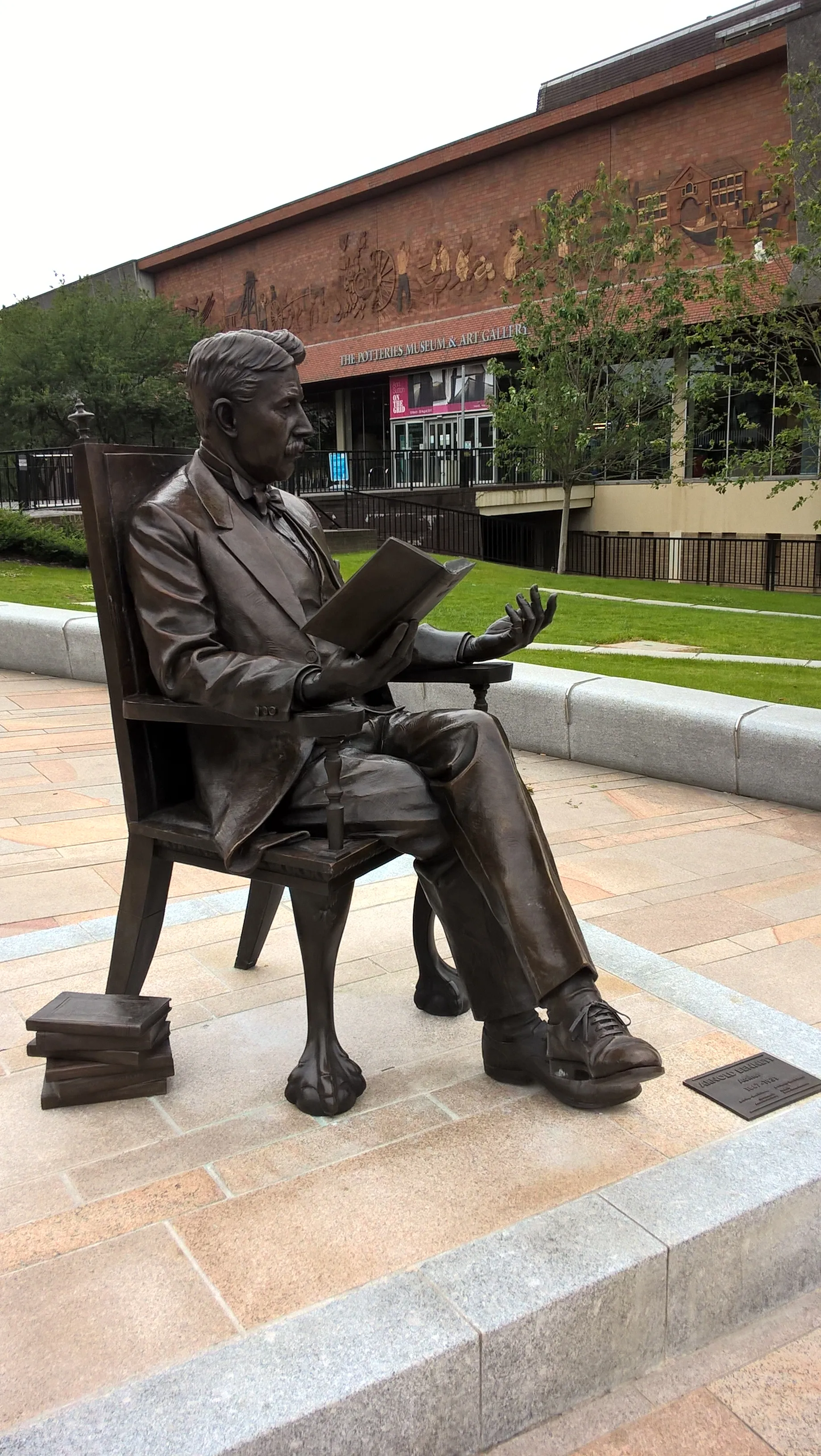 Photo showing: Statue of Arnold Bennett in Hanley, Stoke-On-Trent