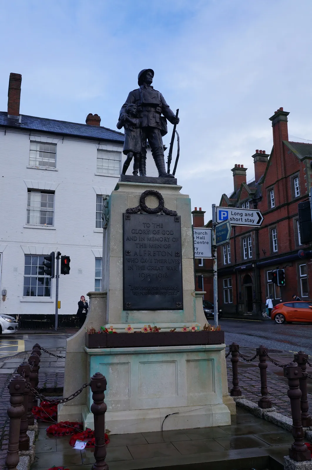 Photo showing: War Memorial on King Street, Alfreton