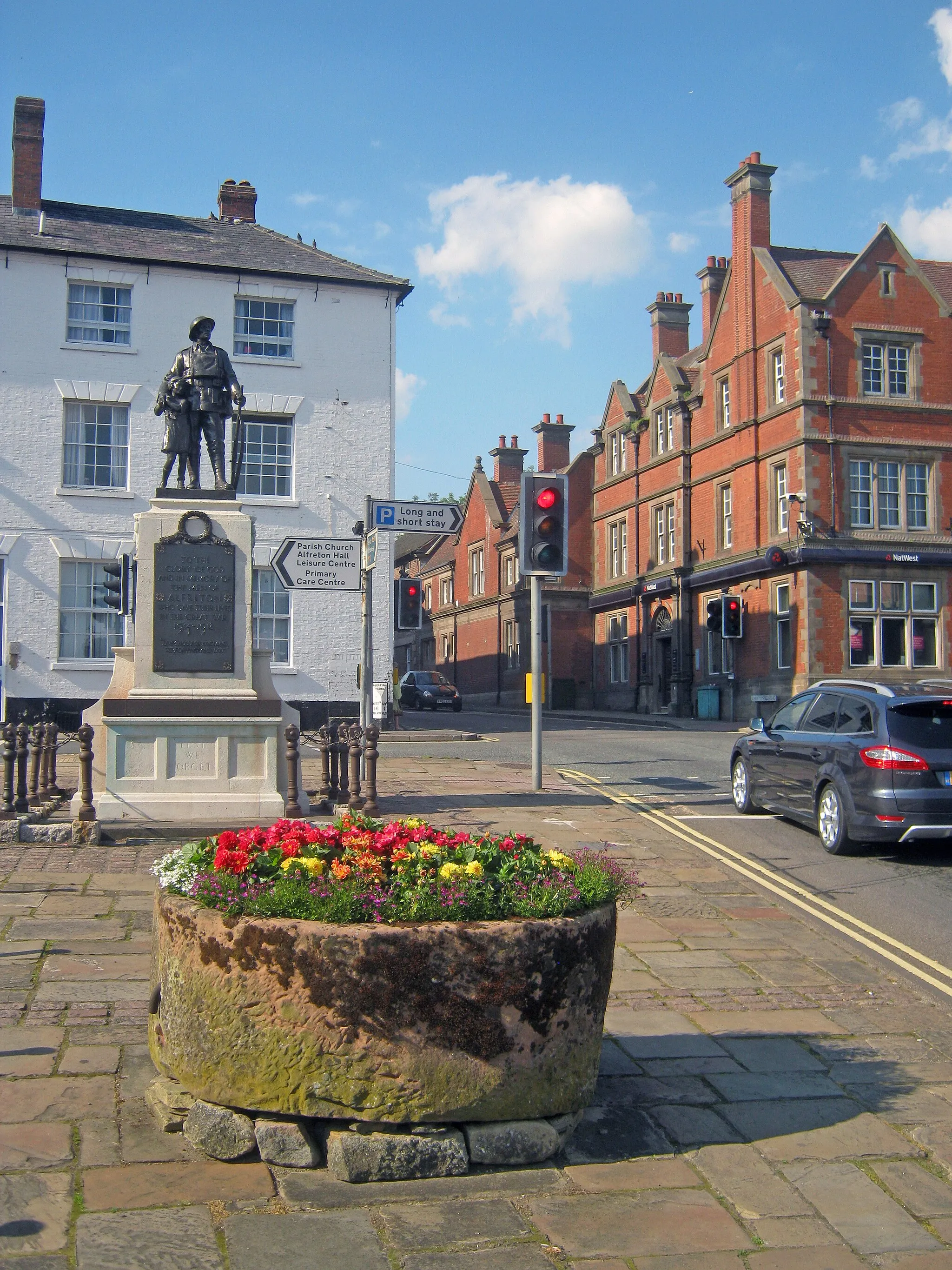Photo showing: King Street junction and war memorial