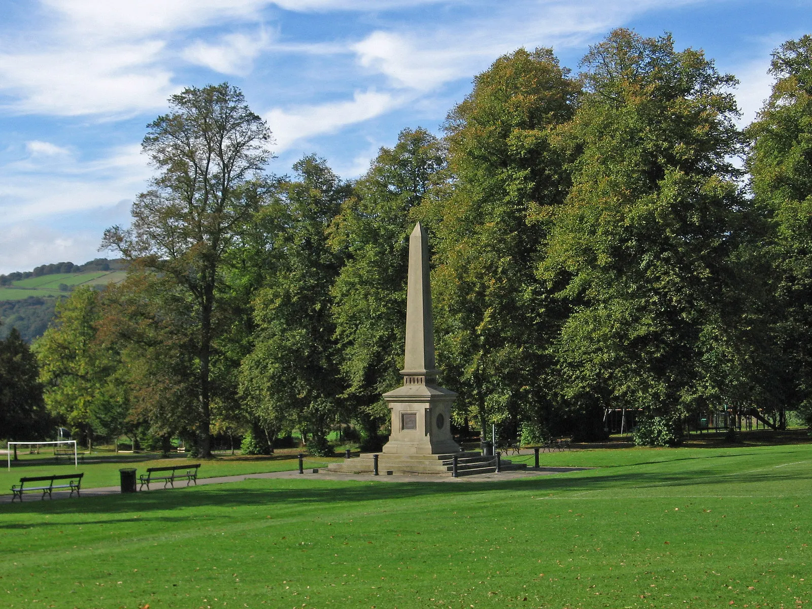 Photo showing: Darley Dale - monument in Whitworth Park