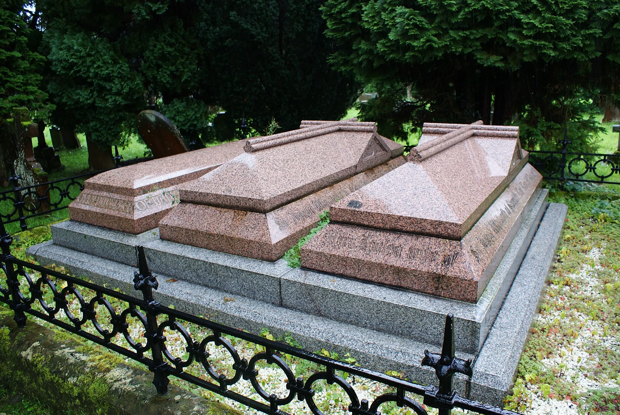 Photo showing: The grave of Sir Joseph Whitworth Bart. in the grounds of St Helen's parish church, Darley Dale, Derby (Whitworth's grave is the central tomb)