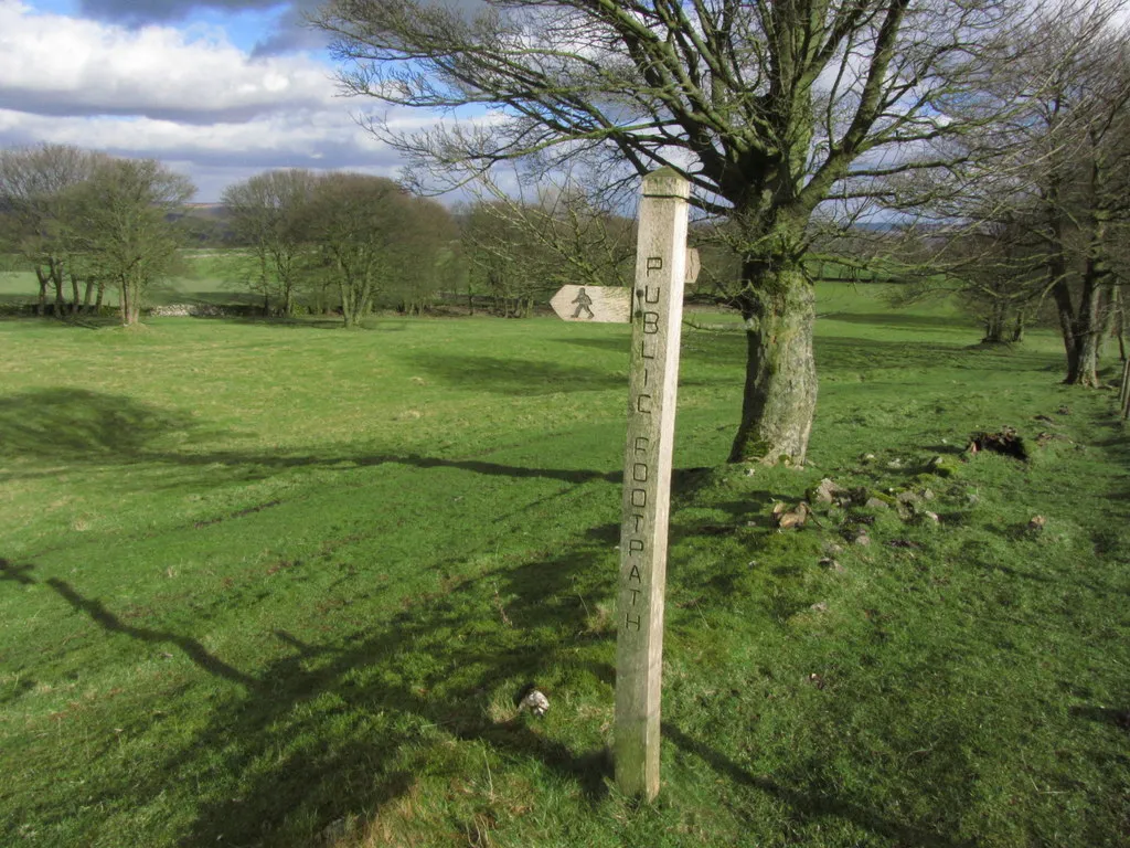 Photo showing: Footpath sign on NE shoulder of Bole Hill near Bakewell