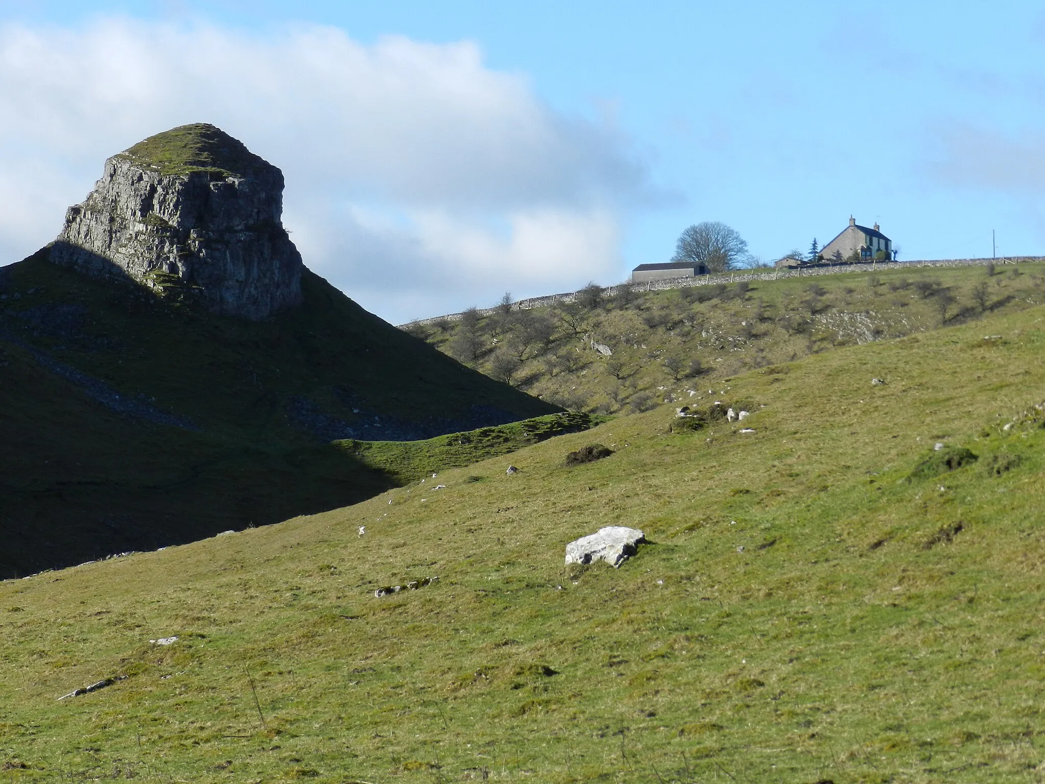 Photo showing: Peter's Stone in Cressbrook Dale