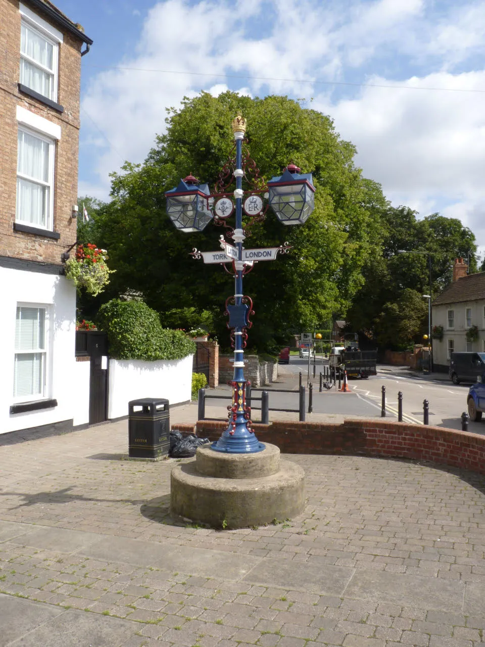 Photo showing: Fingerpost in Tuxford Market Place