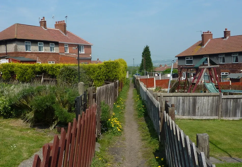 Photo showing: Footpath between houses, Bramley Vale
