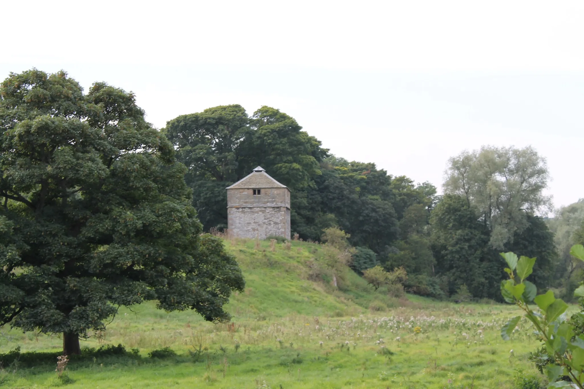 Photo showing: 16th Century Dovecote at Haddon Hall