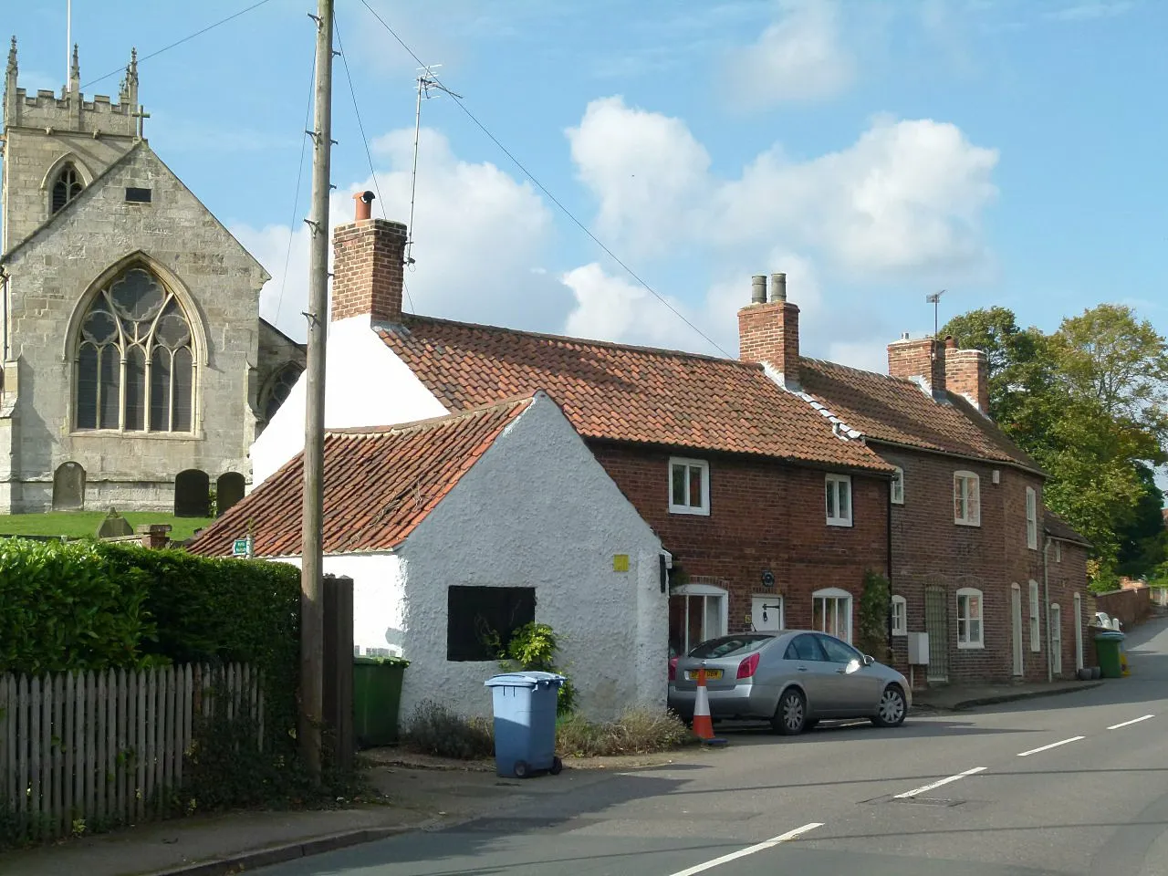 Photo showing: Photograph of cottages on All Hallows Street, Ordsall, Nottinghamshire, England