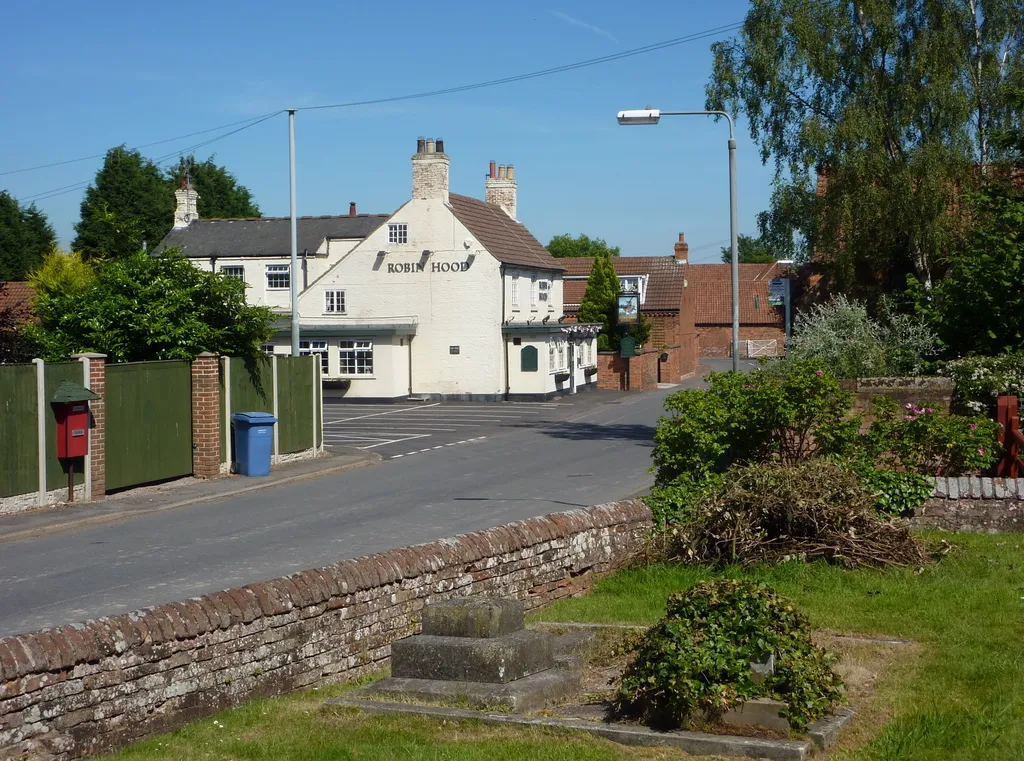 Photo showing: Elkesley village street from the churchyard