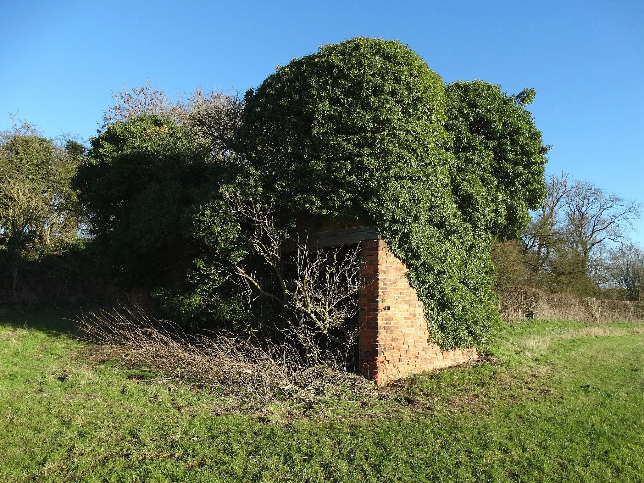 Photo showing: Disused farm building by Wood Lane, Kersall