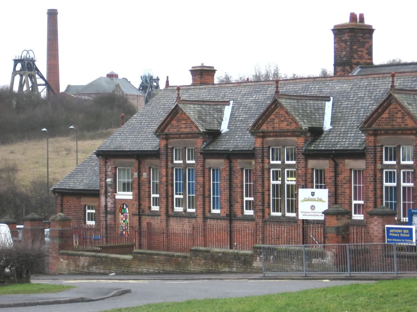 Photo showing: Anthony Bek Primary School, Pleasley, with Pleasley Colliery in the background.