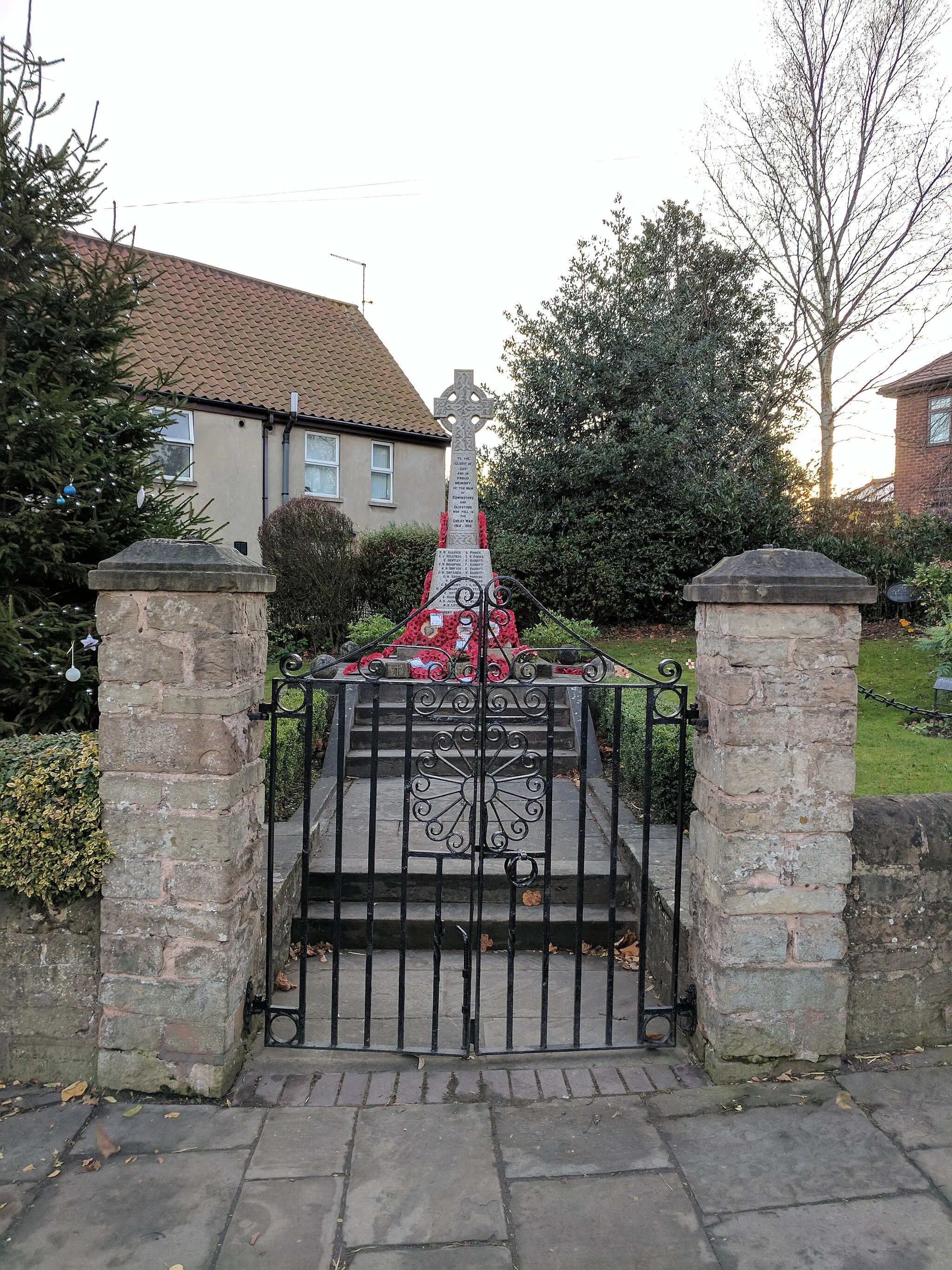 Photo showing: War Memorial, Main Street, Edwinstowe, Notts