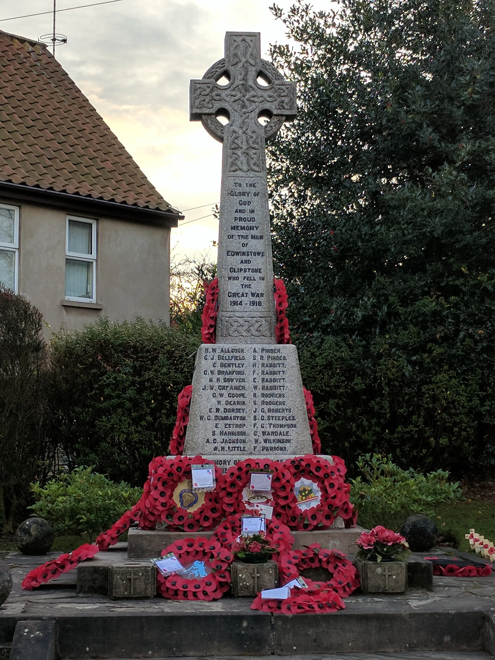 Photo showing: War Memorial, Main Street, Edwinstowe, Notts