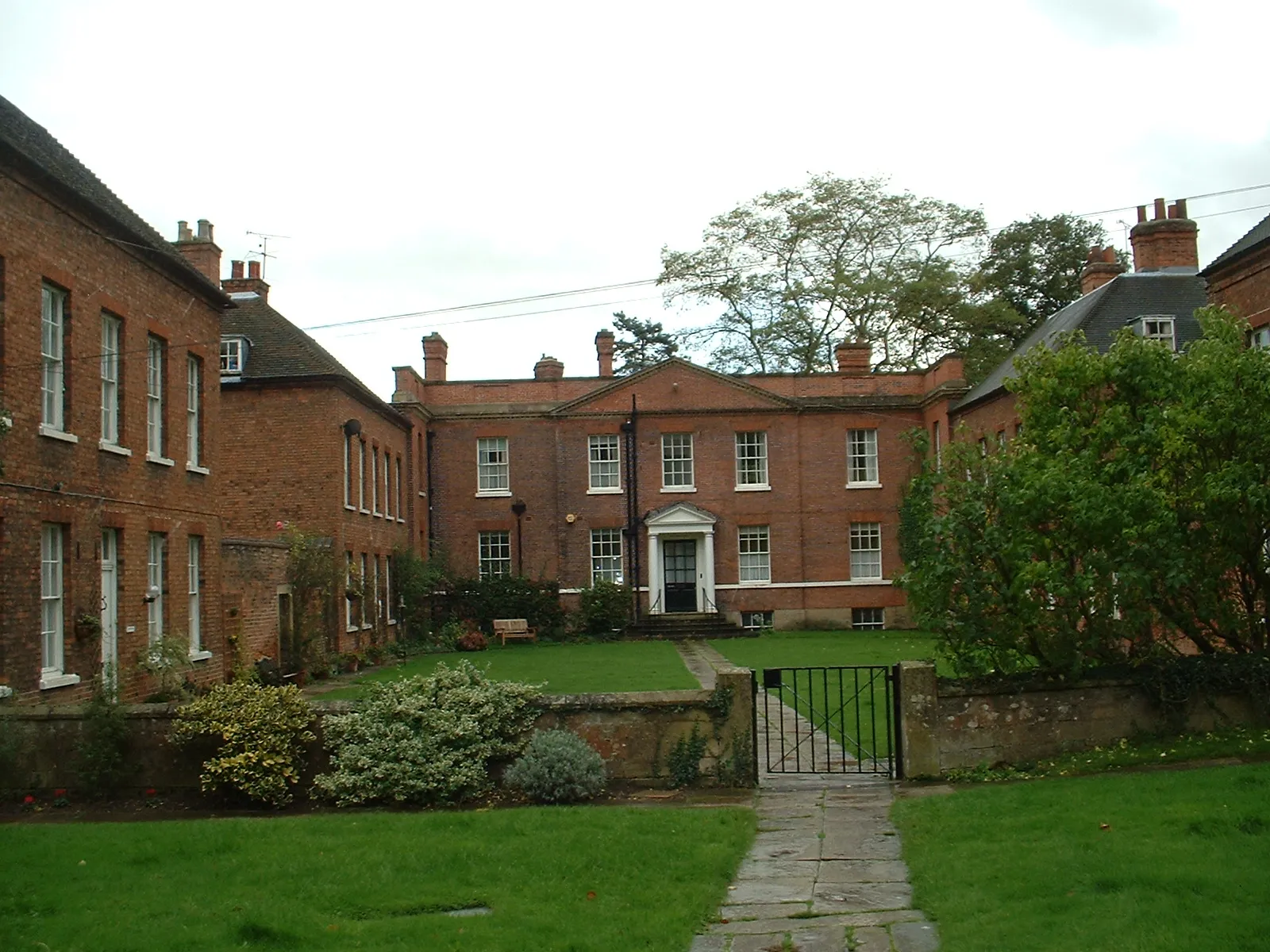 Photo showing: Vicars' Court and the Residence (at the far end), Southwell. These are the residences of the clergy who serve Southwell Minster. Taken by Necrothesp, 25 October 2005.