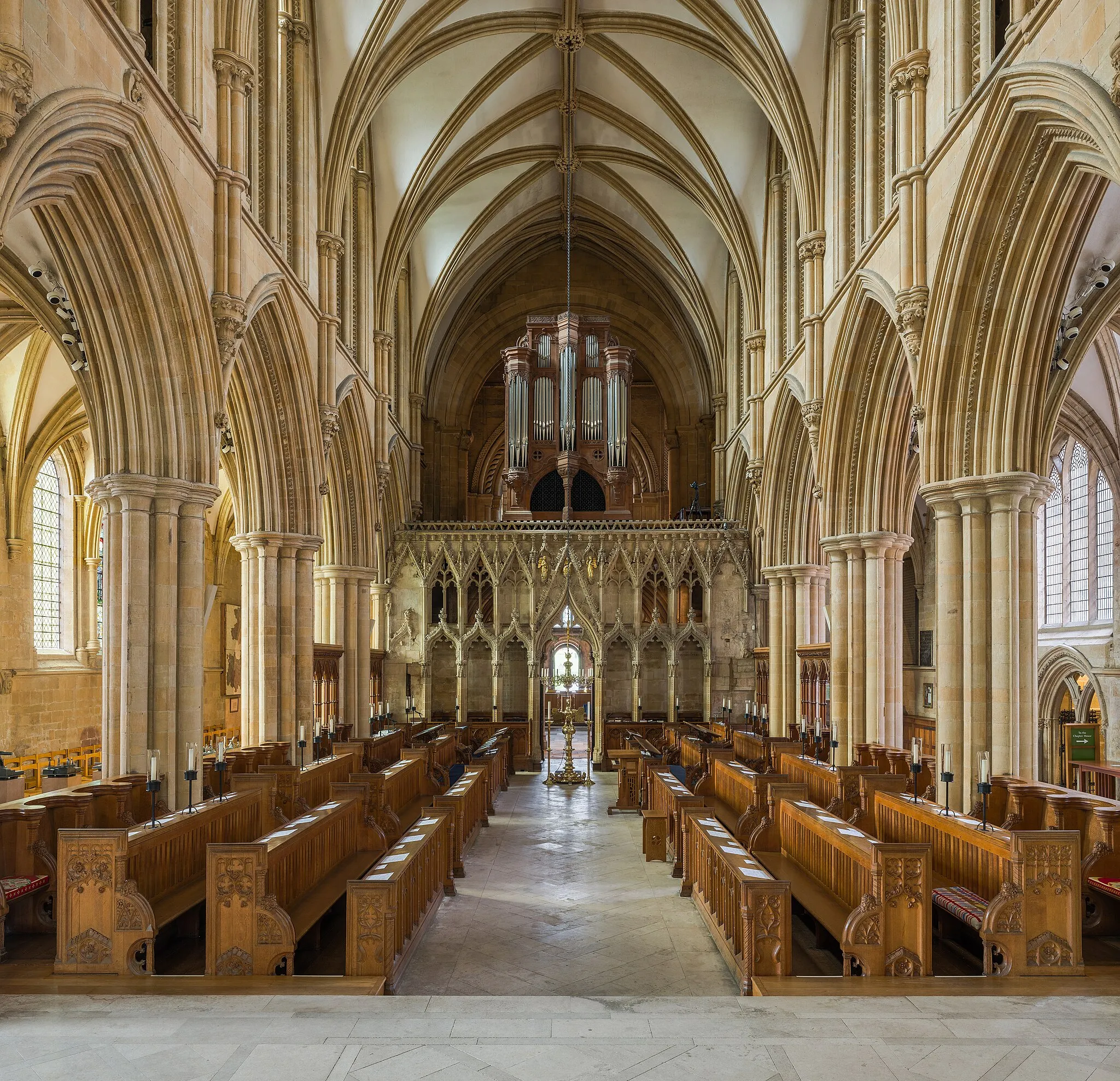 Photo showing: The organ and rood screen of Southwell Minster viewed from the sanctuary, in Nottinghamshire, England.