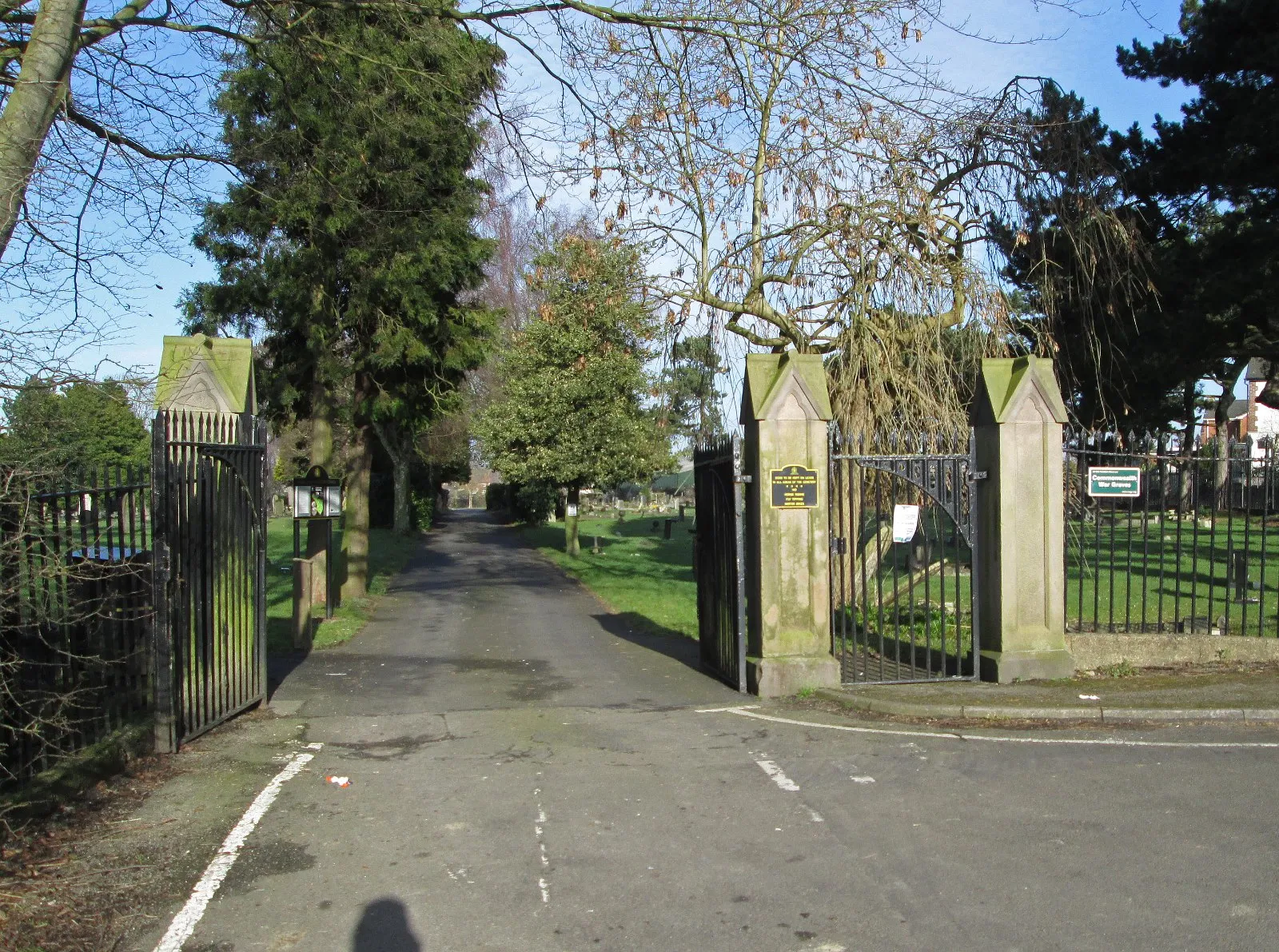 Photo showing: Leabrooks - Cemetery gates