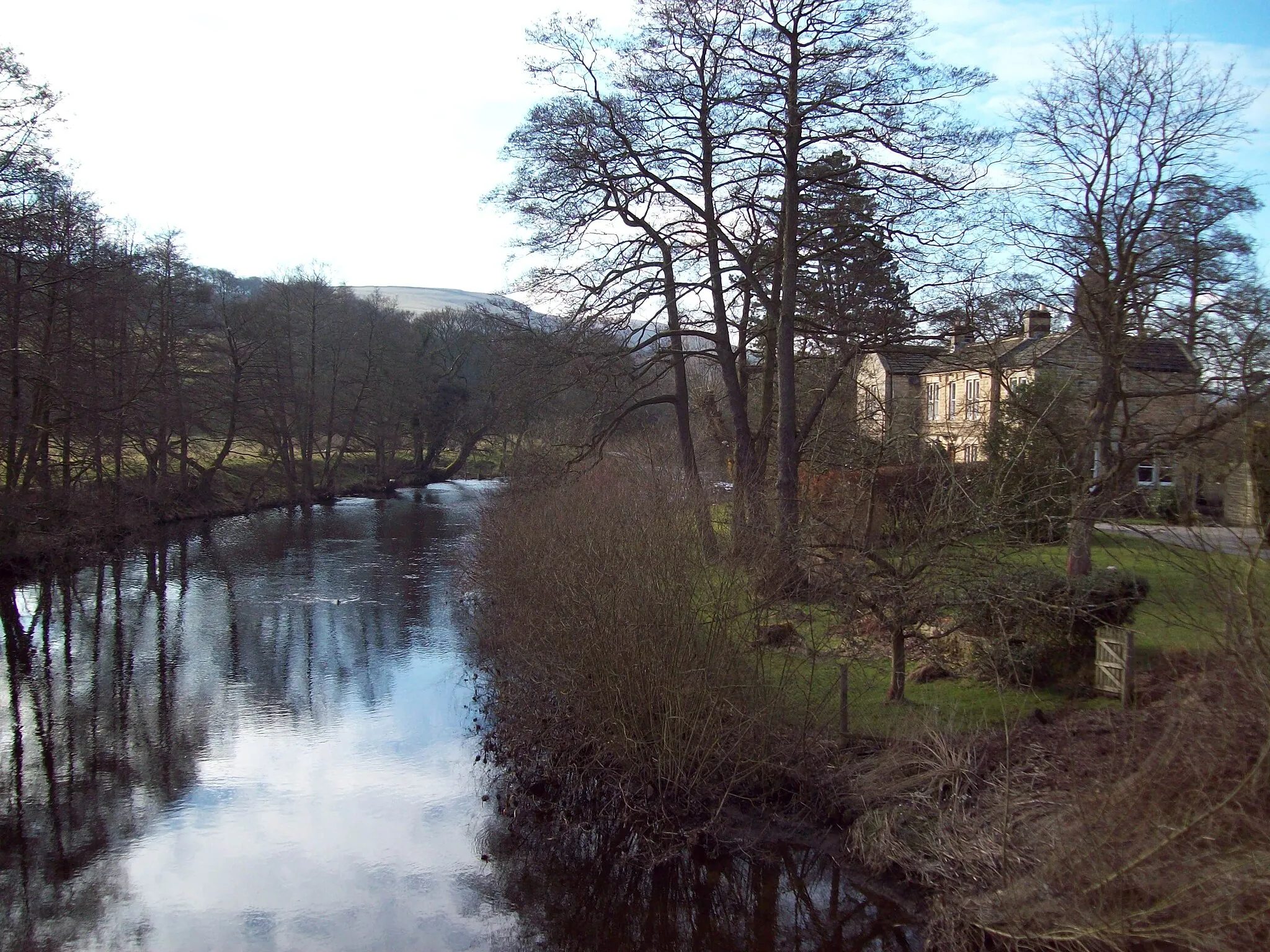 Photo showing: The River Derwent viewed from Leadmill Bridge This upstream view of the River Derwent was taken from Leadmill bridge near Hathersage. The bridge was widened in 1928.