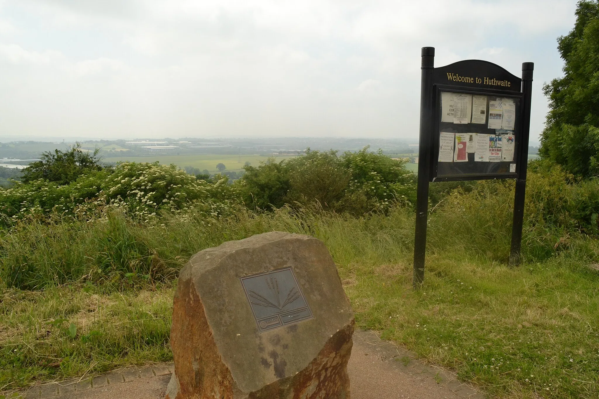 Photo showing: Strawberry Bank -The plaque claims this to be the highest natural point in Nottinghamshire, at 201 metres or 660 feet above sea level